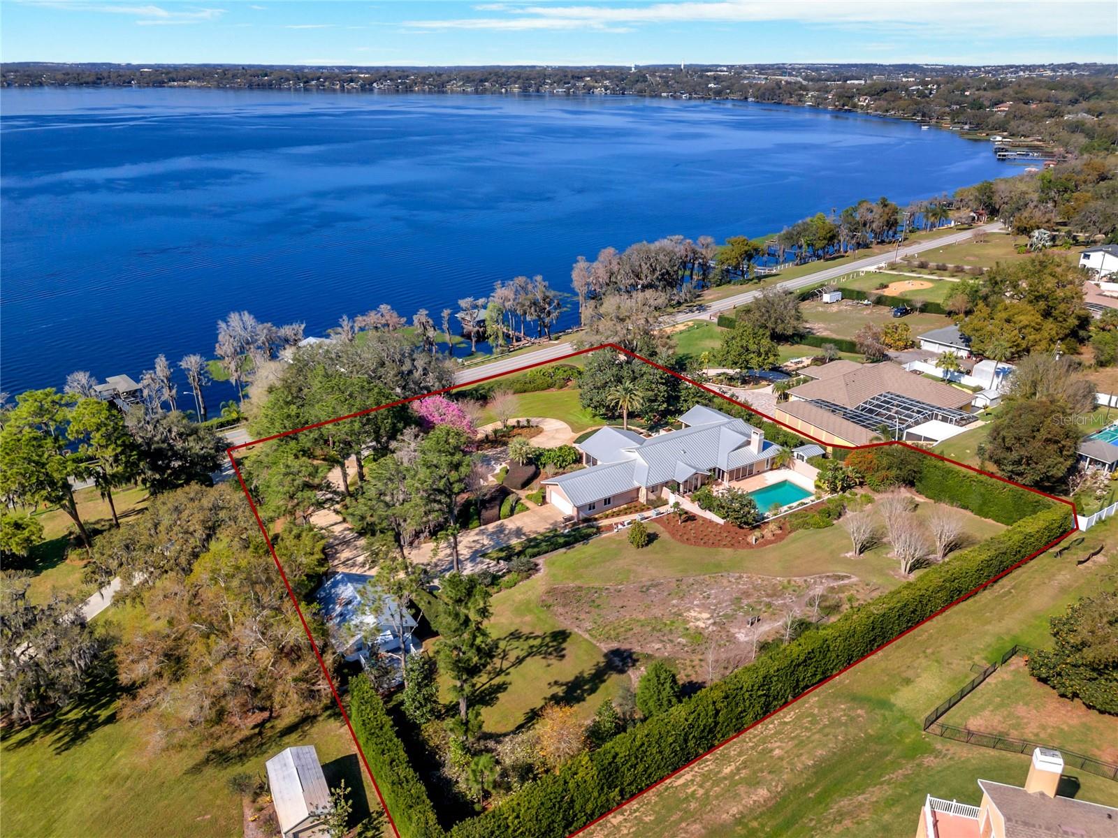 12104 Lakeshore Dr