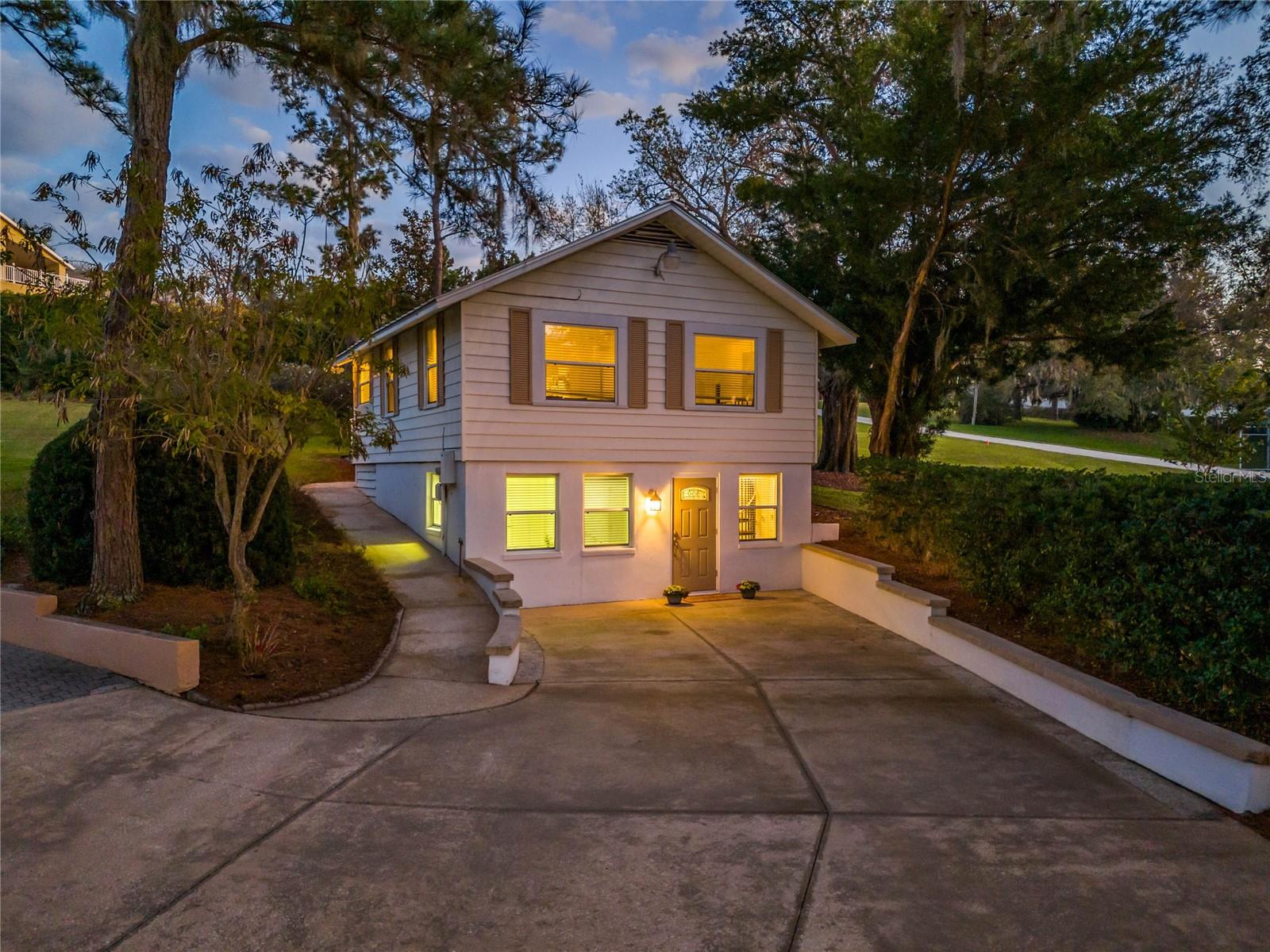 12104 Lakeshore Dr