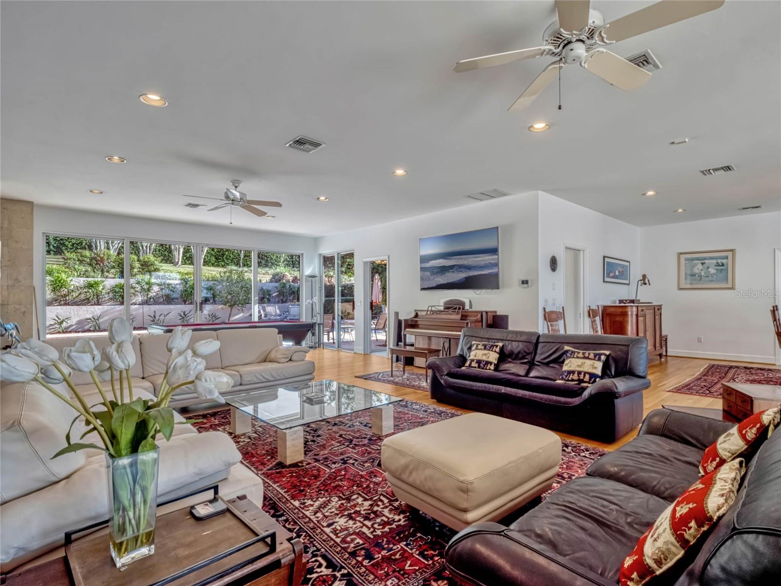 12104 Lakeshore Dr
