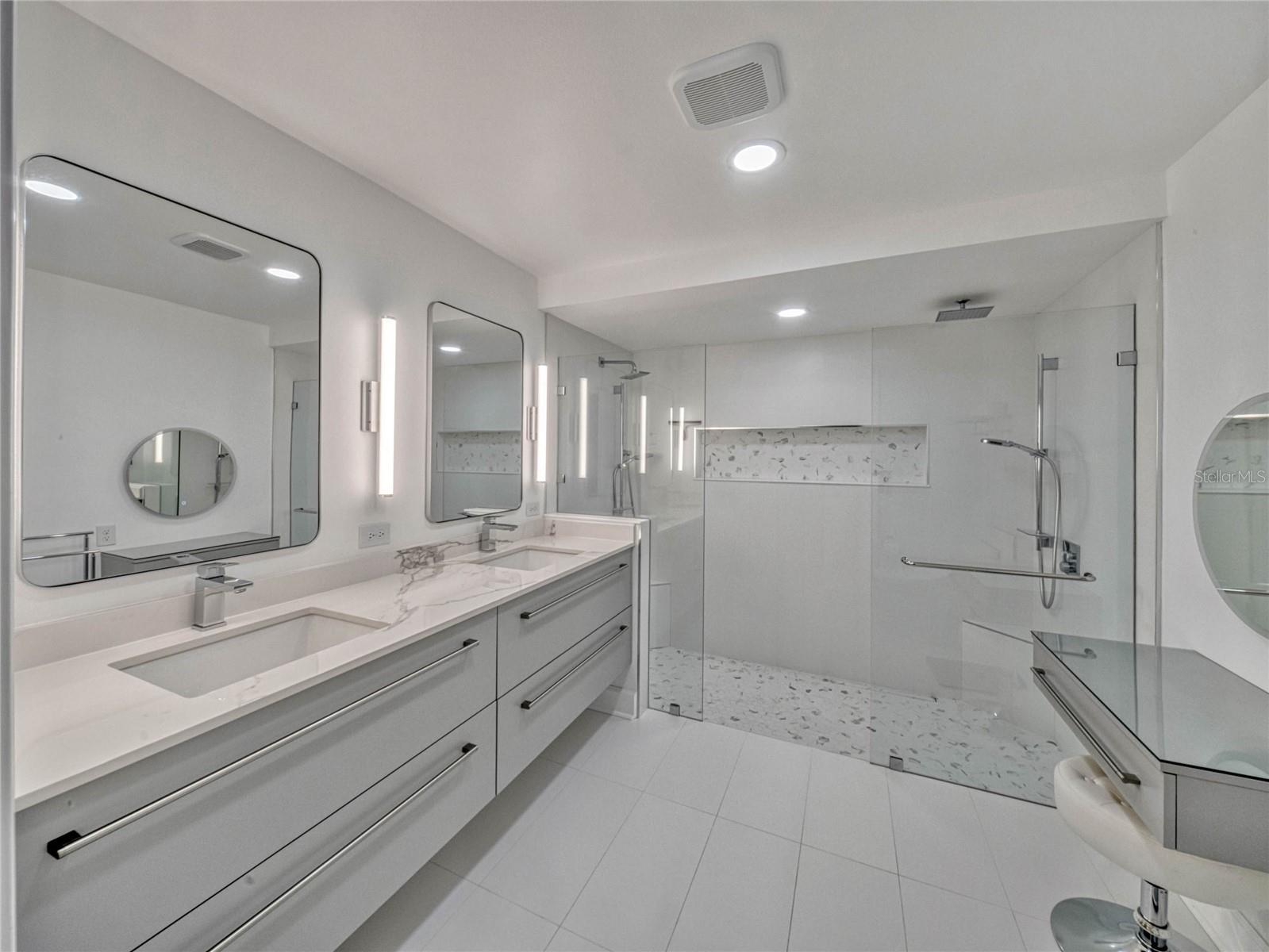 12104 Lakeshore Dr
