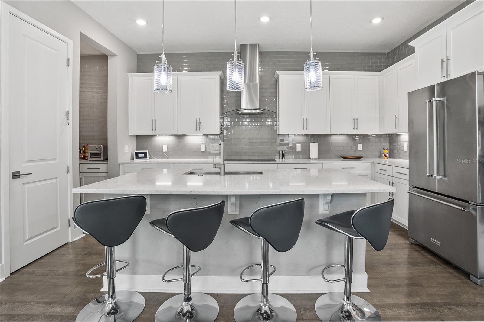 1873 WHITE FEATHER LOOP