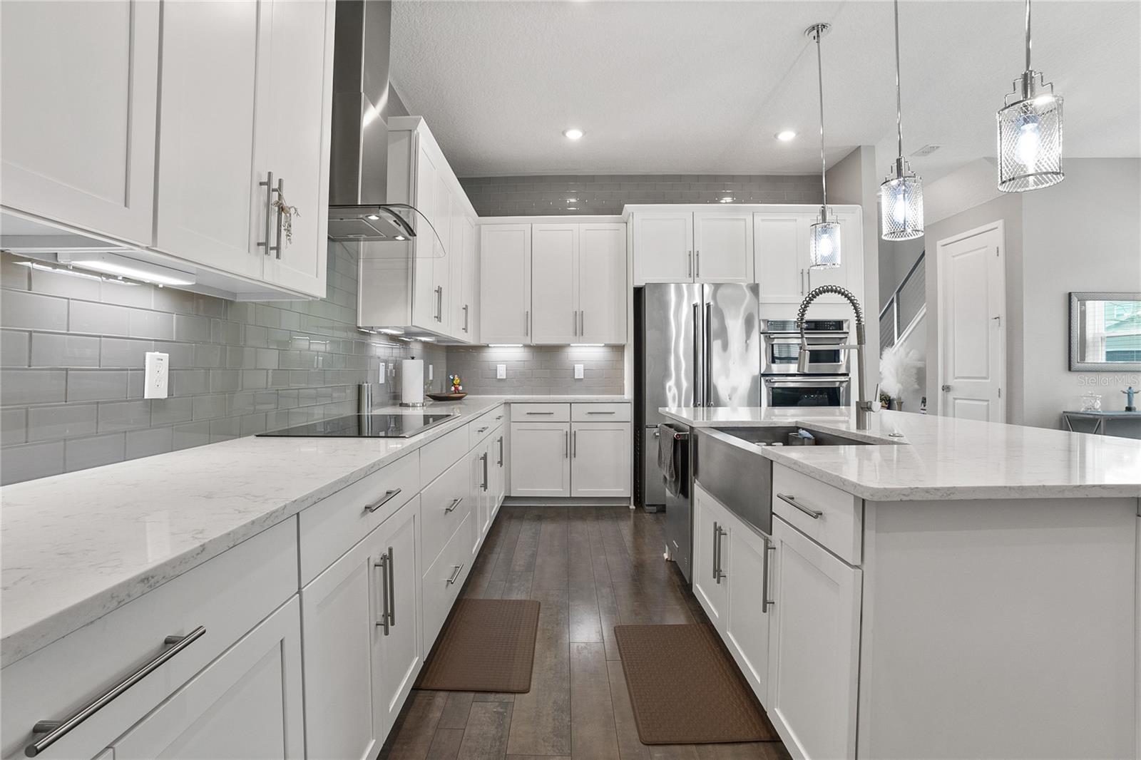 1873 WHITE FEATHER LOOP