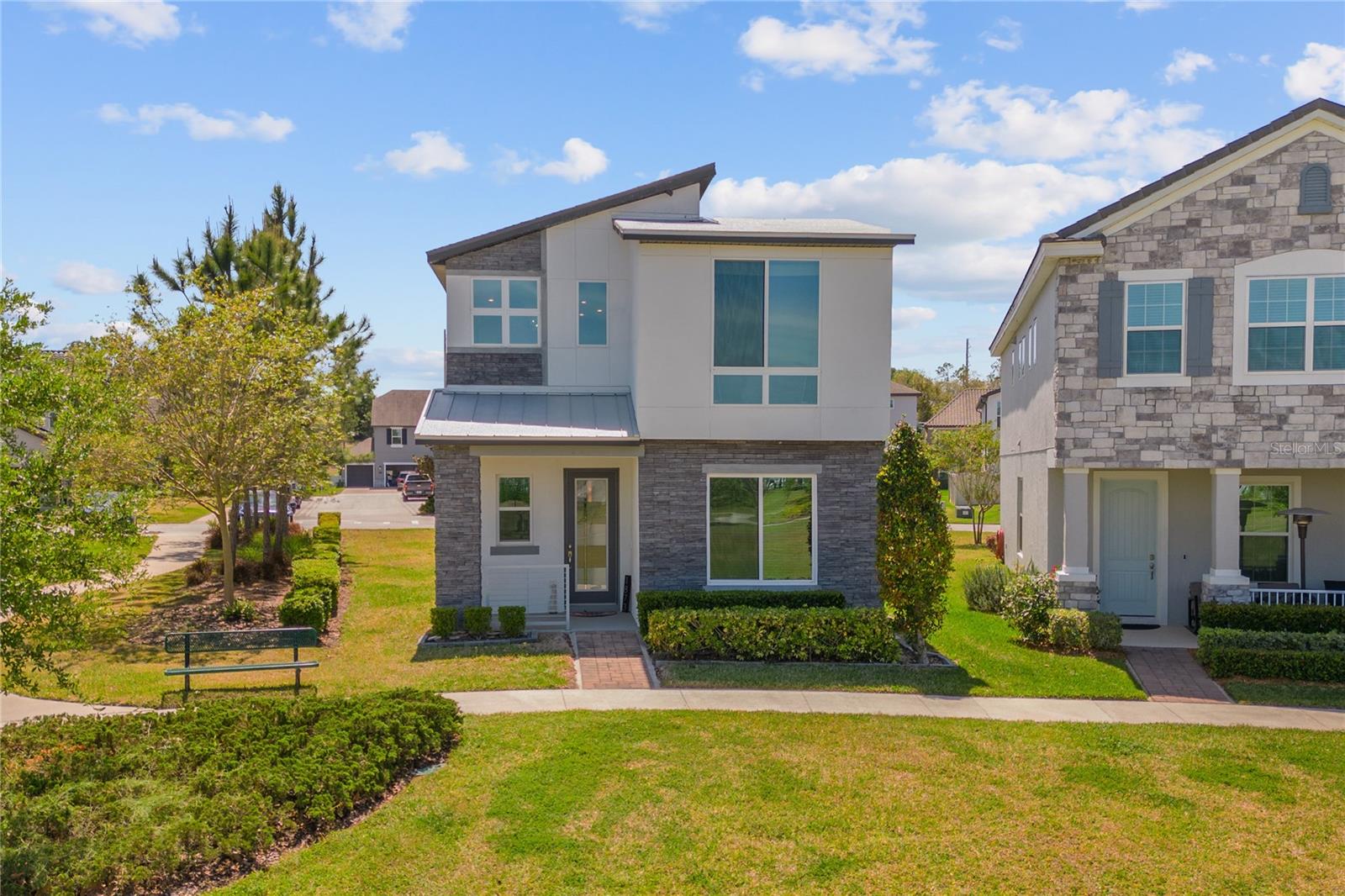 1873 WHITE FEATHER LOOP