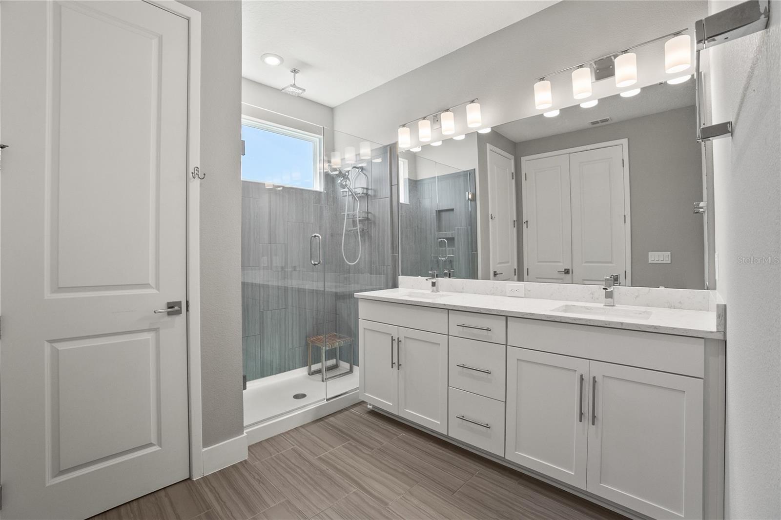 1873 WHITE FEATHER LOOP