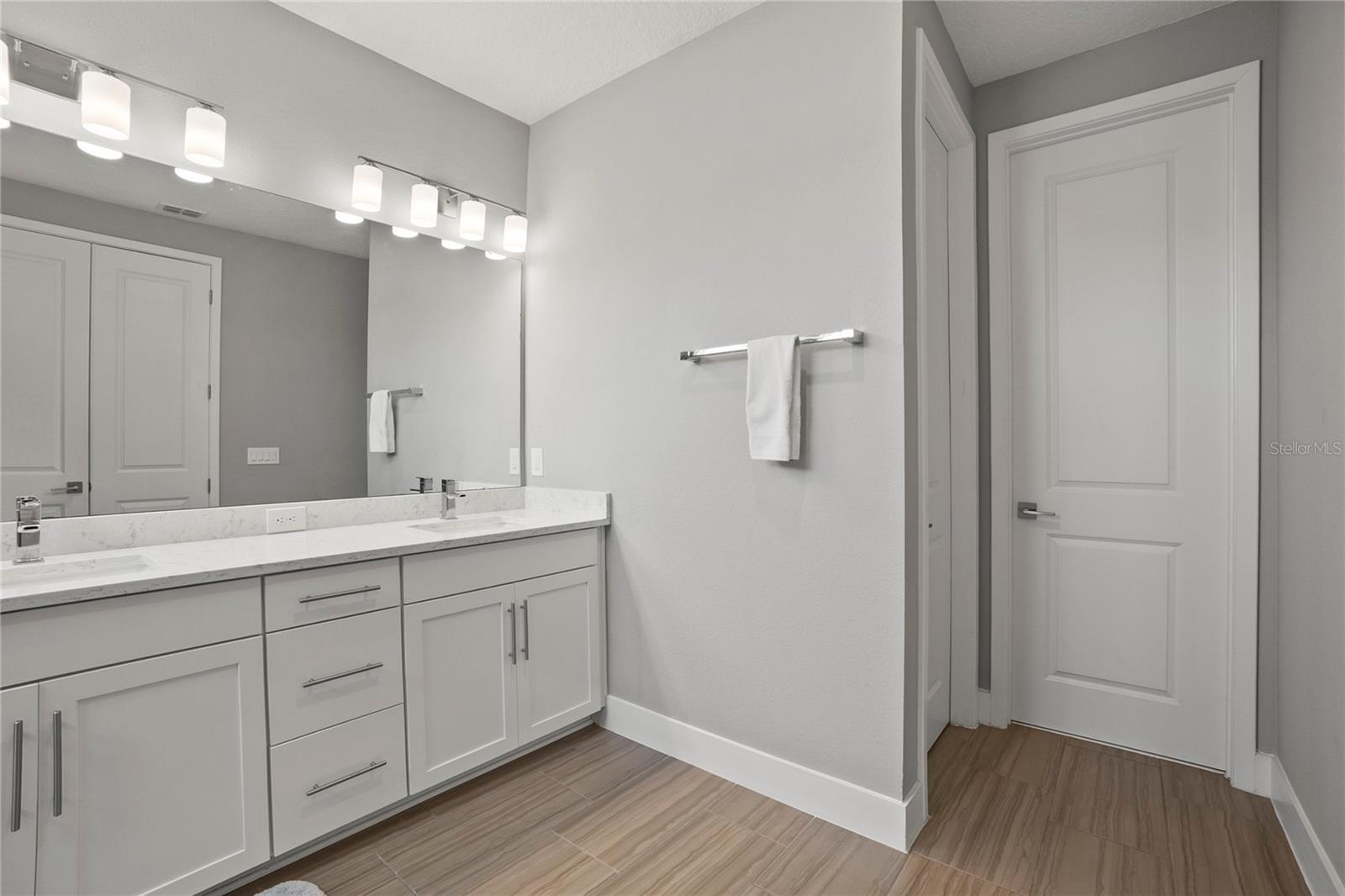 1873 WHITE FEATHER LOOP