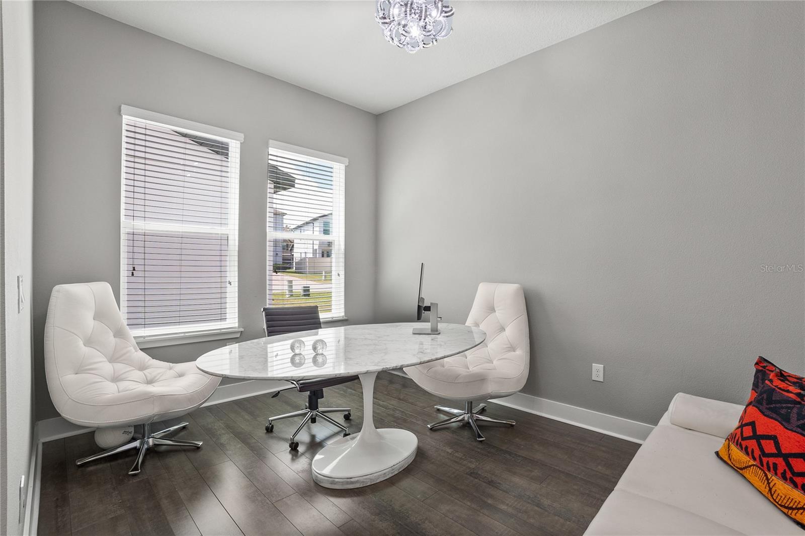 1873 WHITE FEATHER LOOP