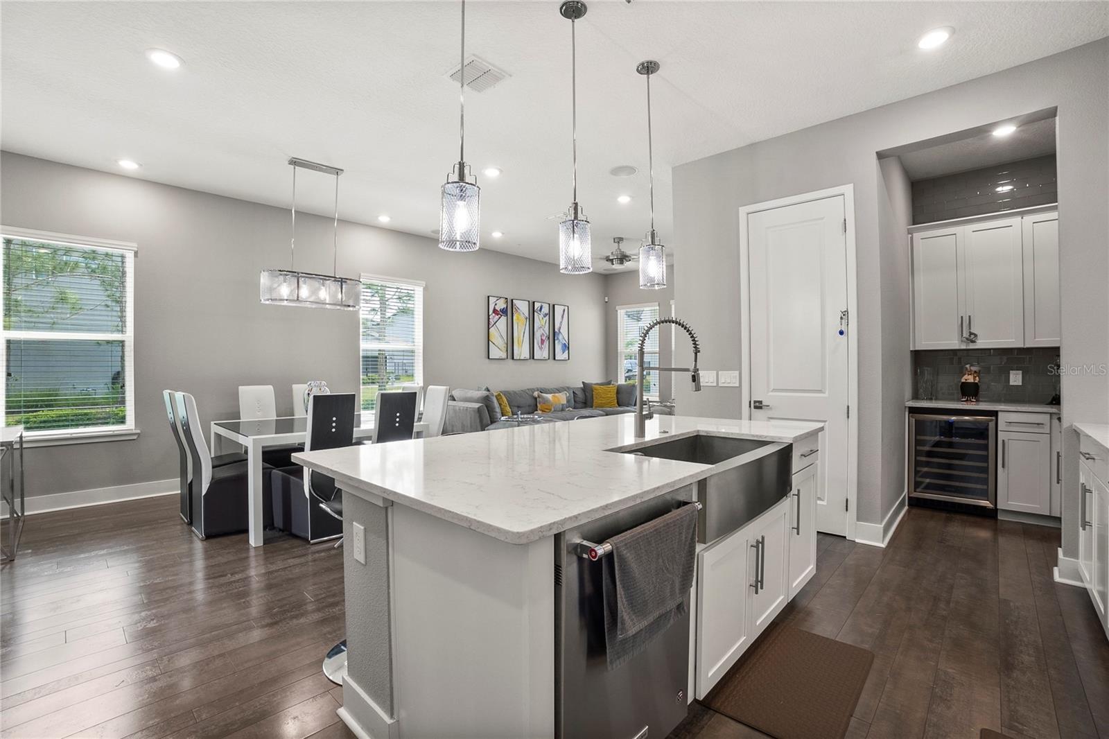 1873 WHITE FEATHER LOOP