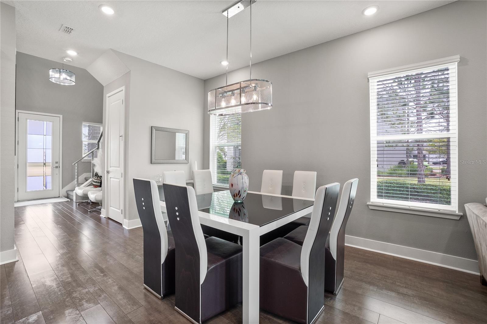 1873 WHITE FEATHER LOOP