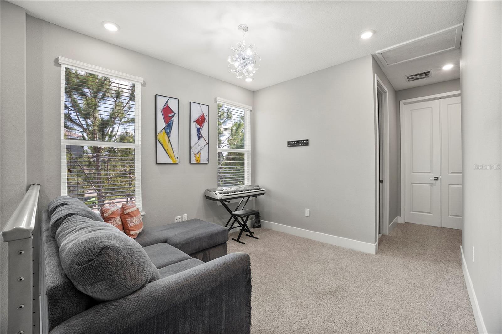 1873 WHITE FEATHER LOOP