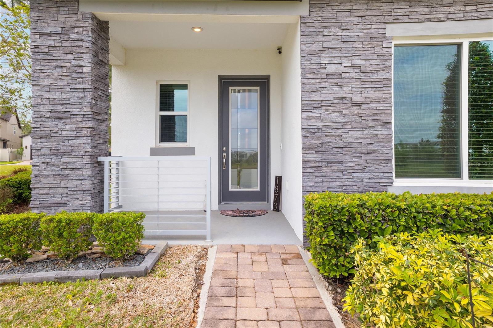 1873 WHITE FEATHER LOOP