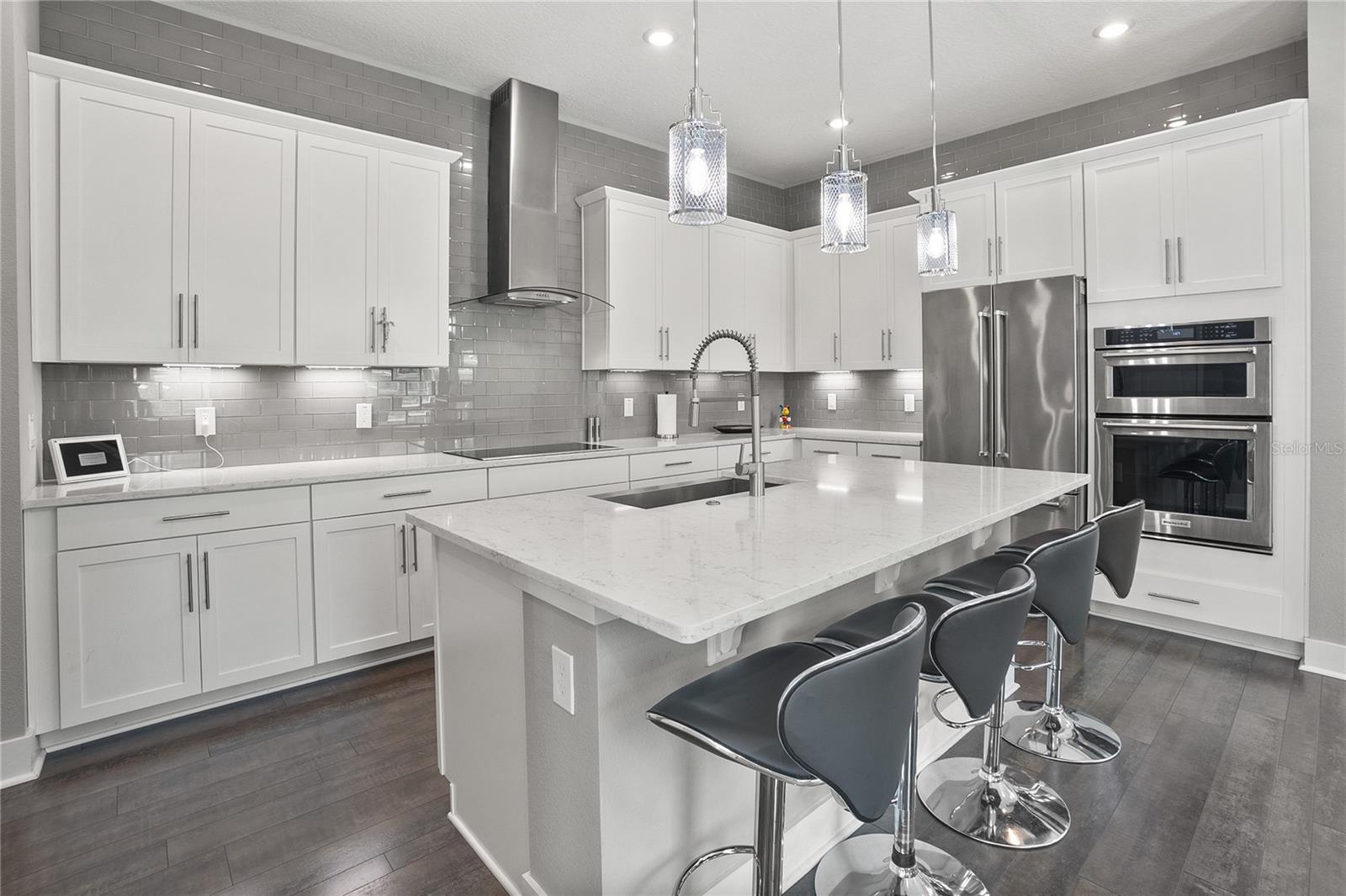 1873 WHITE FEATHER LOOP