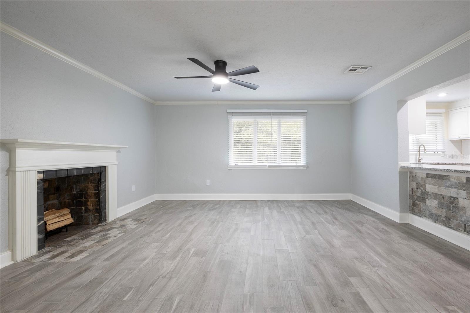 2711 Parkland Dr