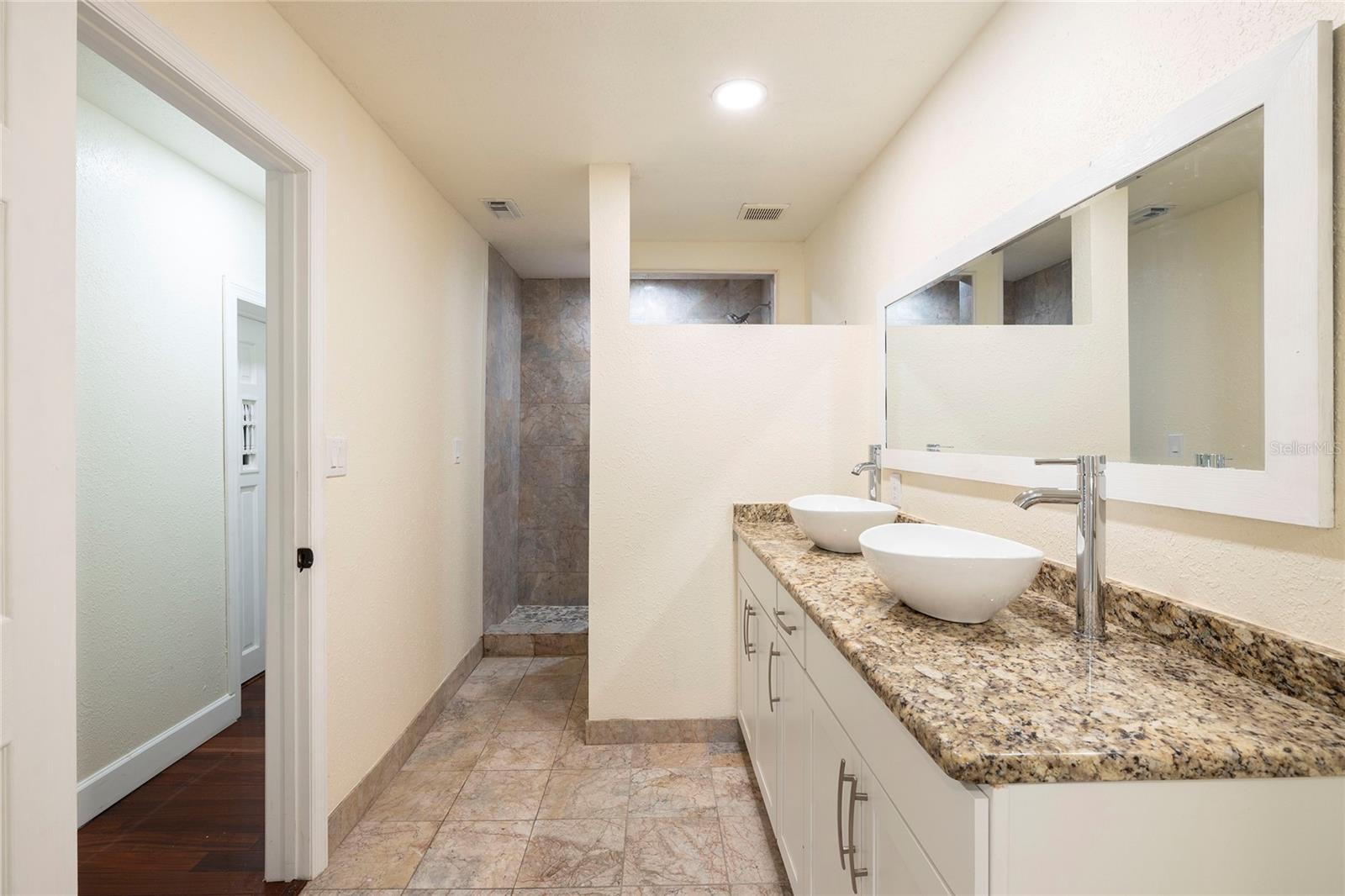 2711 Parkland Dr