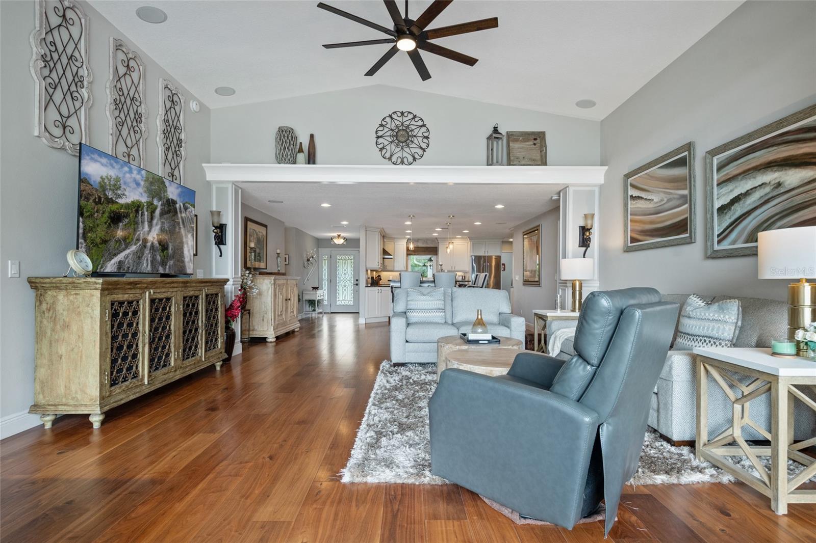 9070 Ron Den Ln