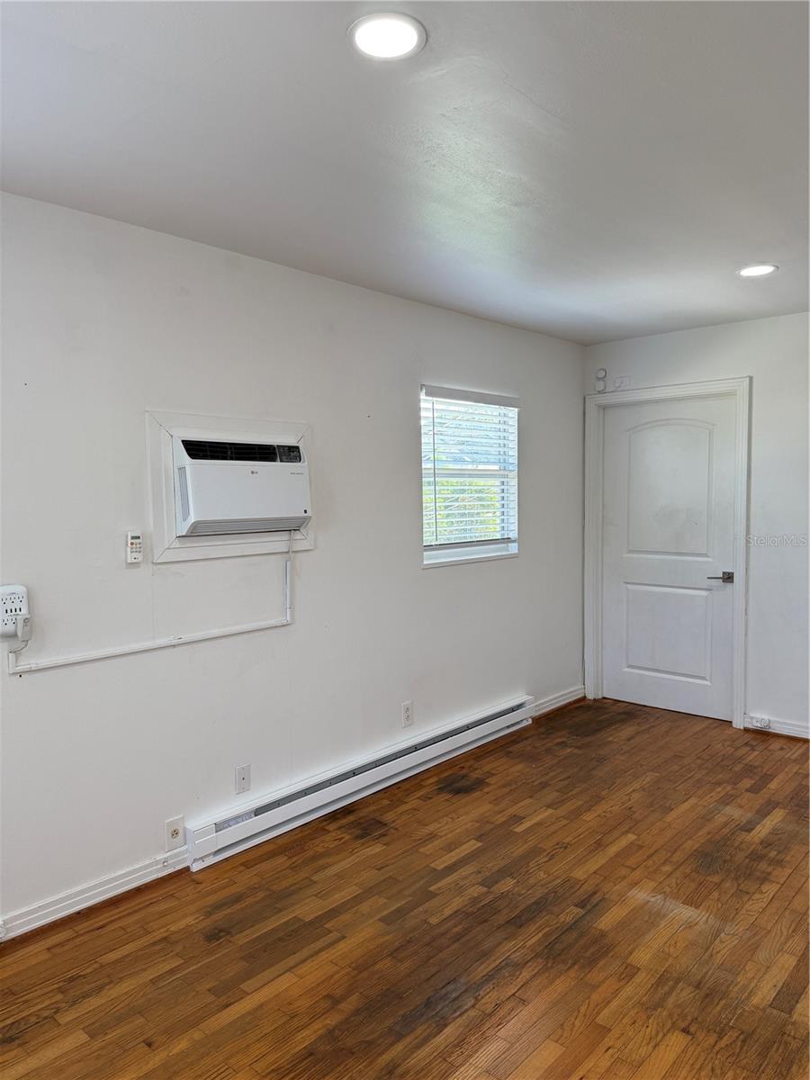 2201 1/2 Delaney Ave