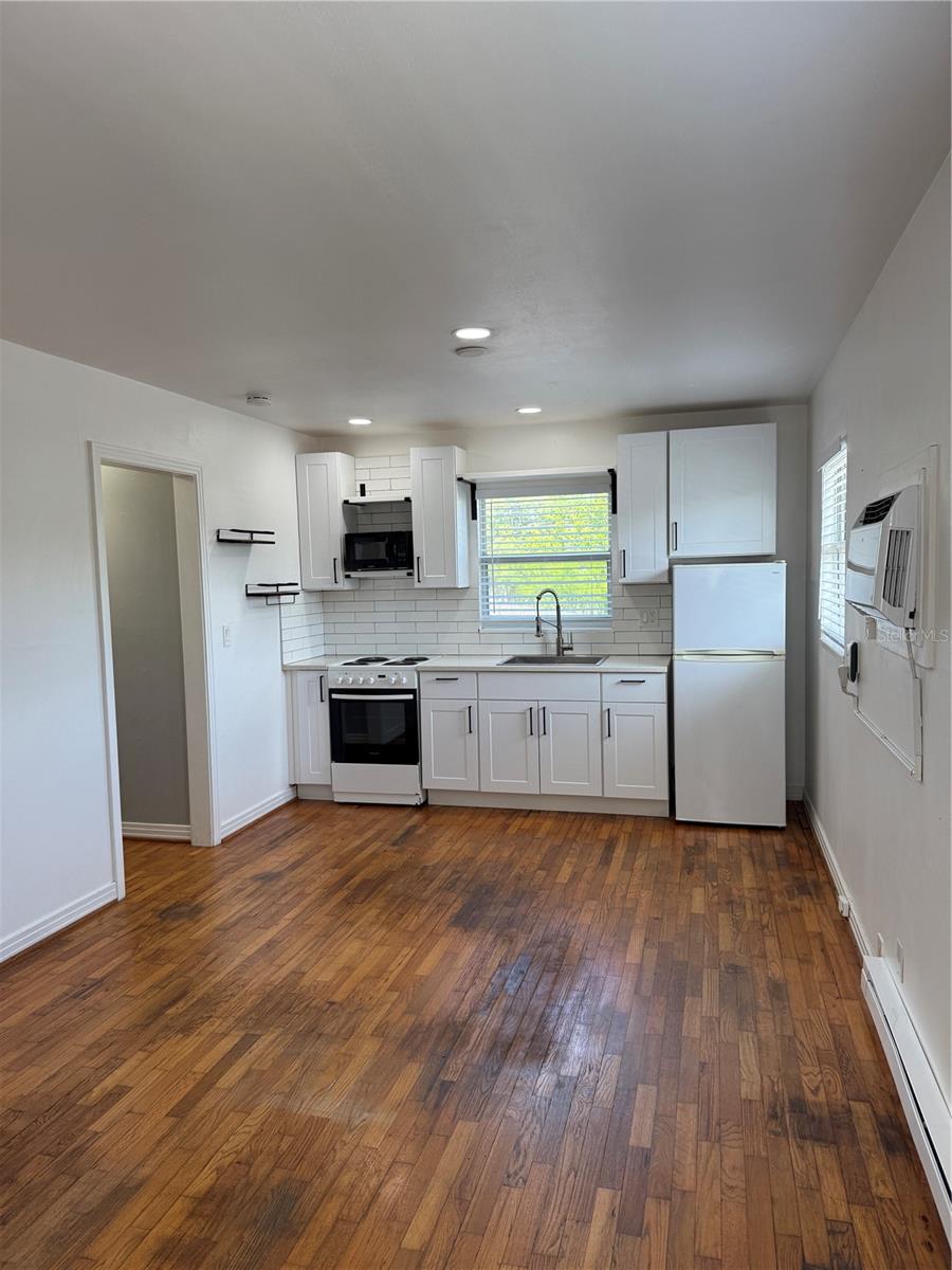 2201 1/2 Delaney Ave