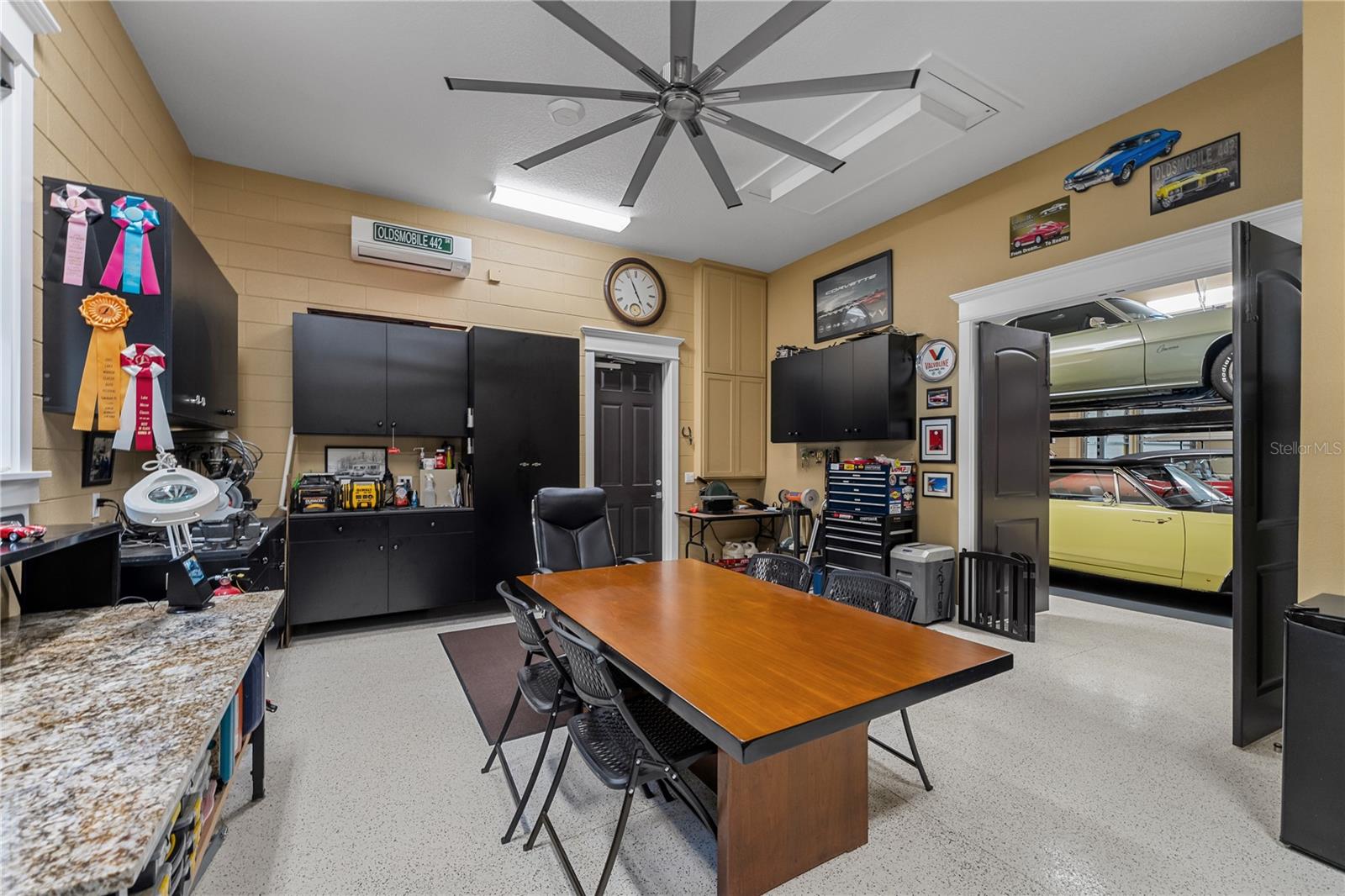 414 MEANDERING WAY