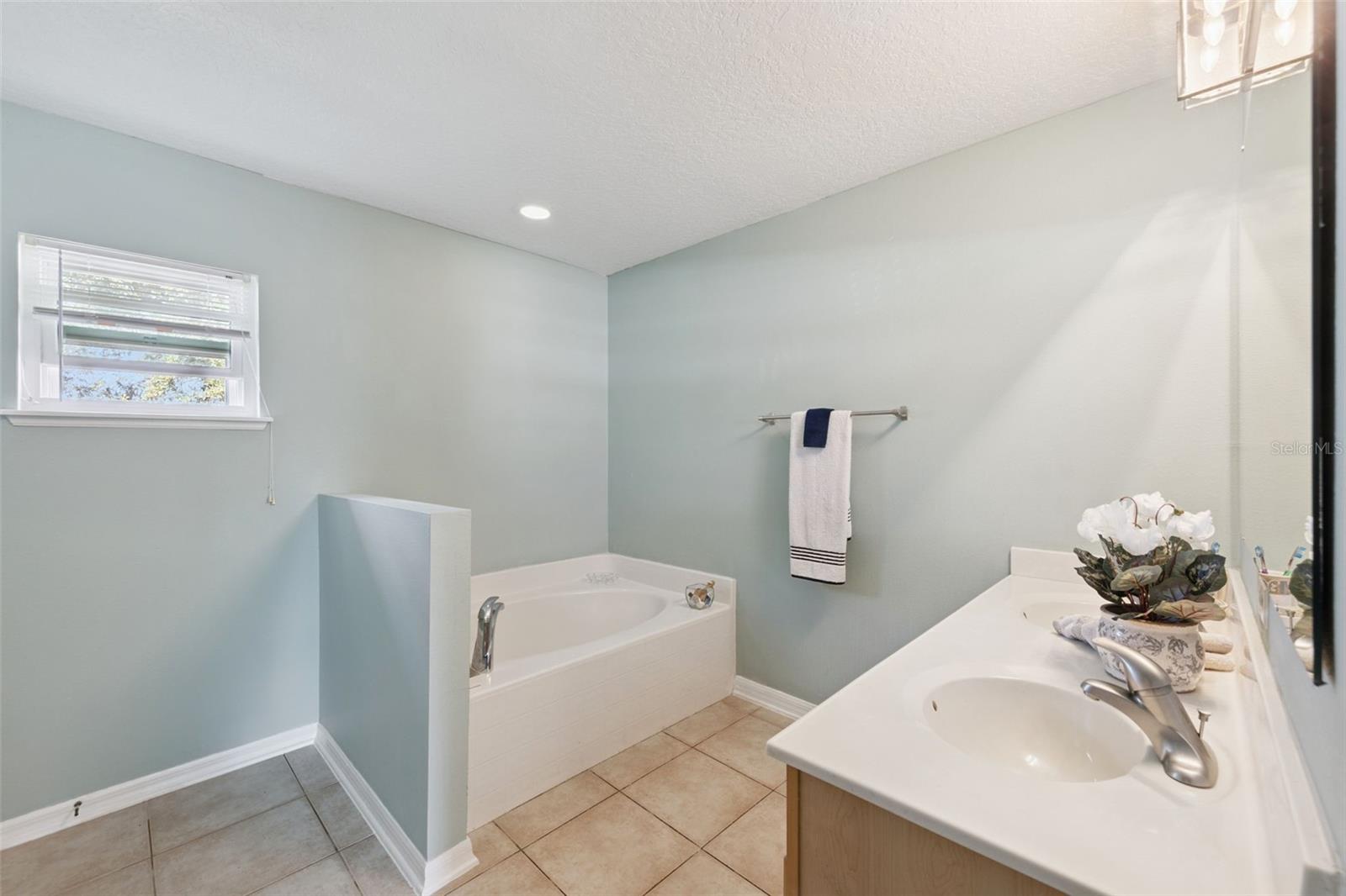 1819 SUNSET RIDGE DR