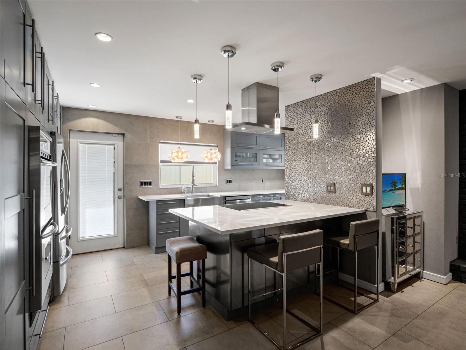 2040 THUNDERBIRD TRL