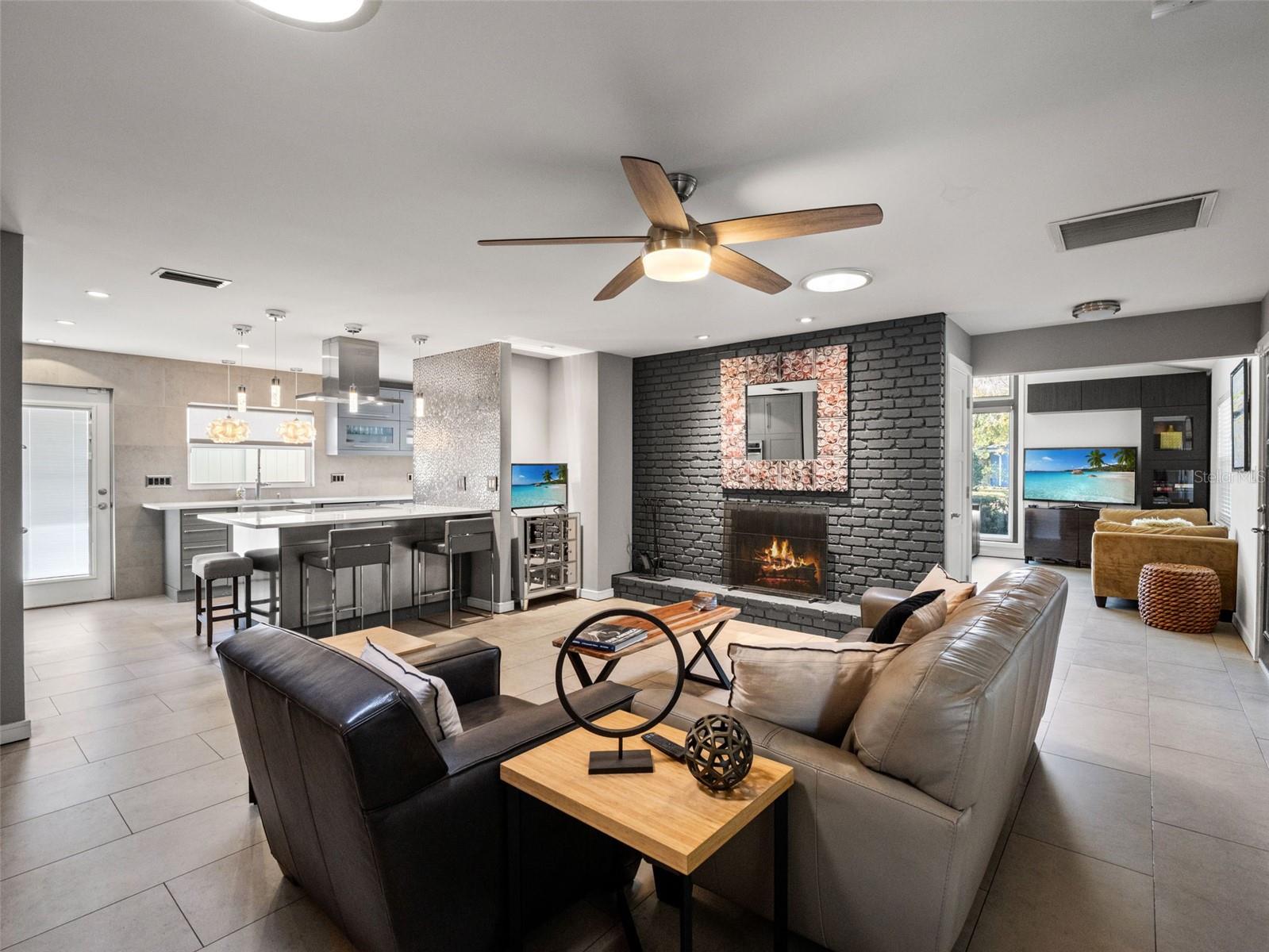 2040 THUNDERBIRD TRL