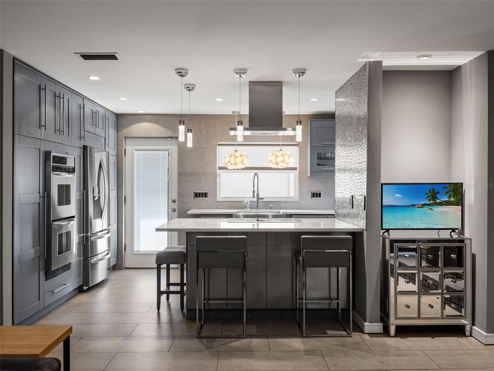 2040 THUNDERBIRD TRL