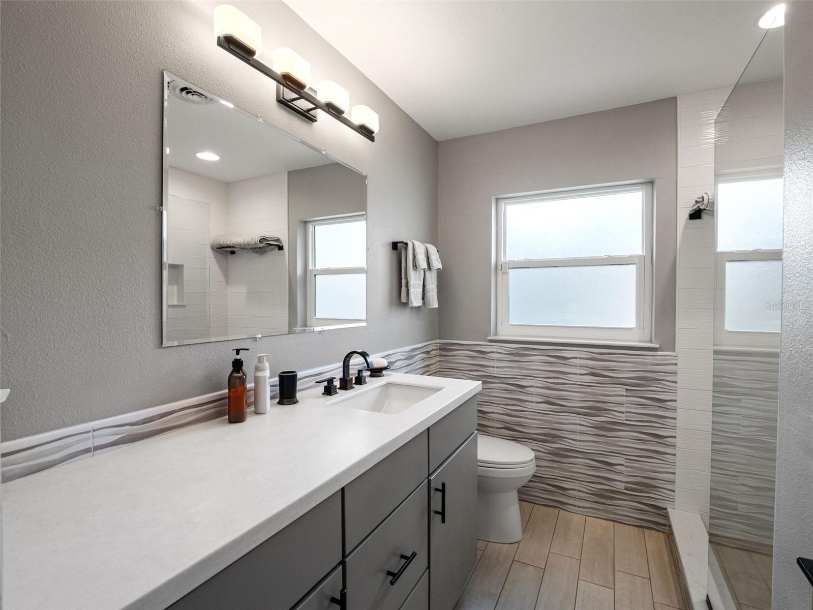 2040 THUNDERBIRD TRL