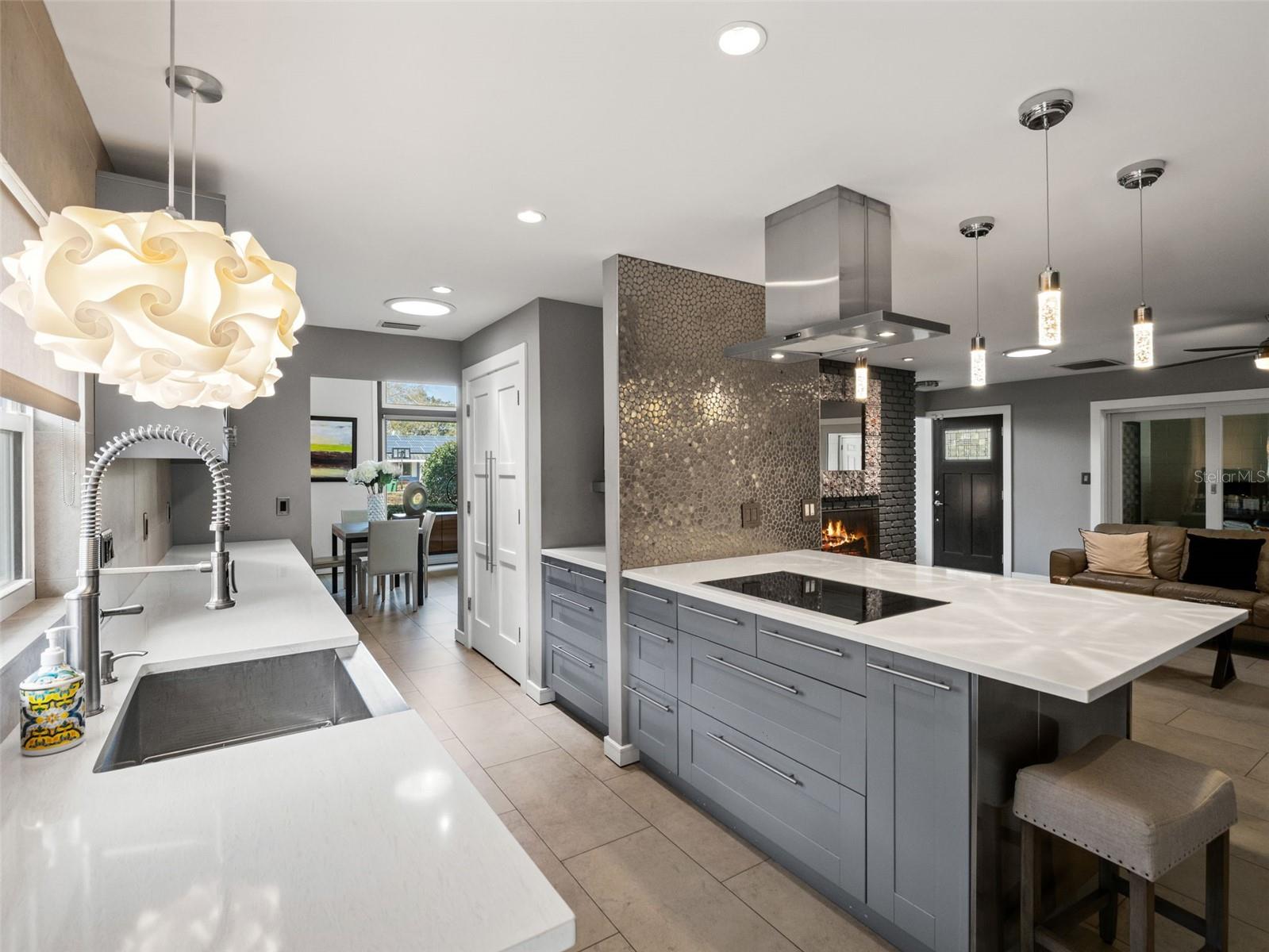 2040 THUNDERBIRD TRL