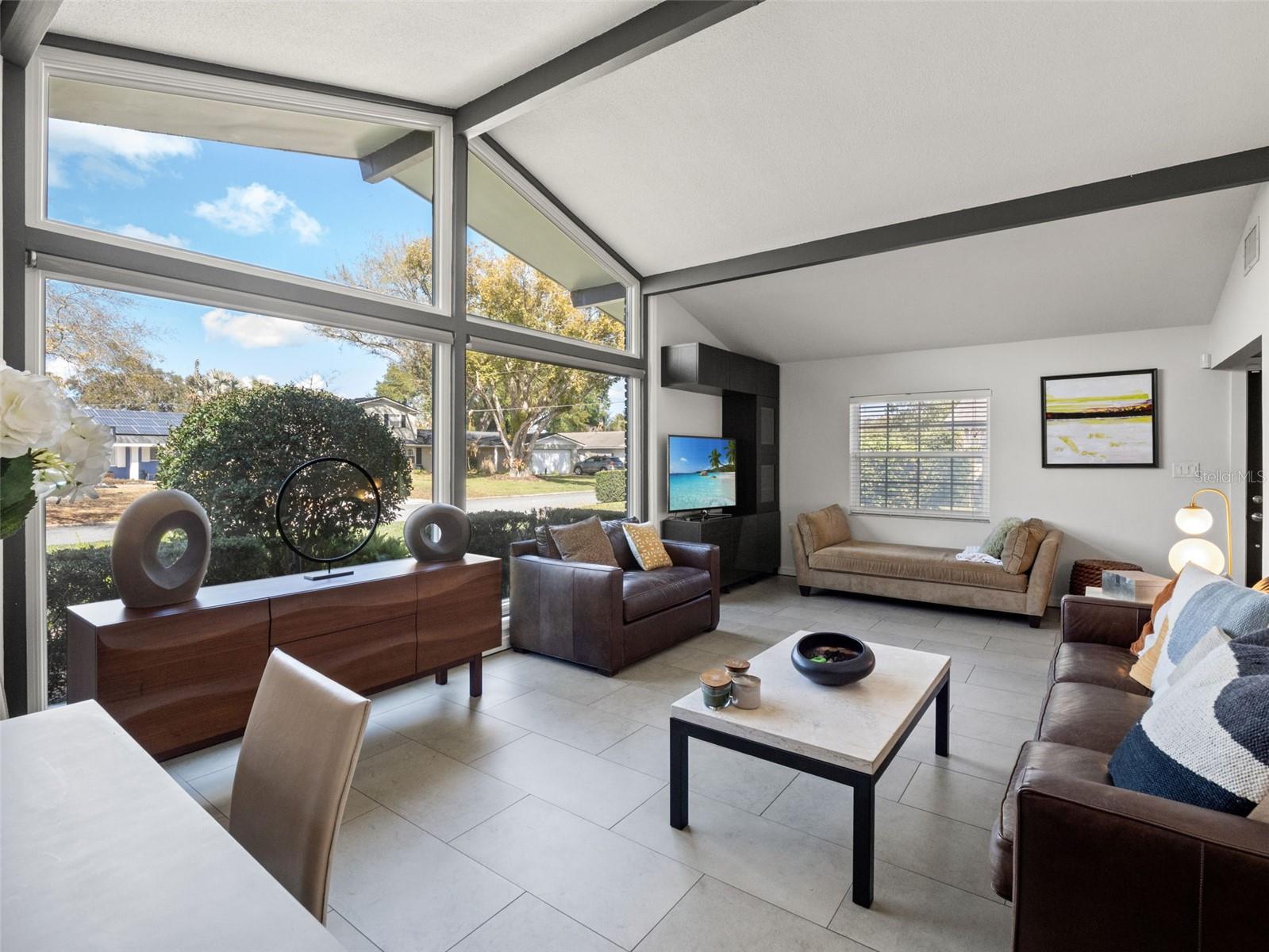 2040 THUNDERBIRD TRL