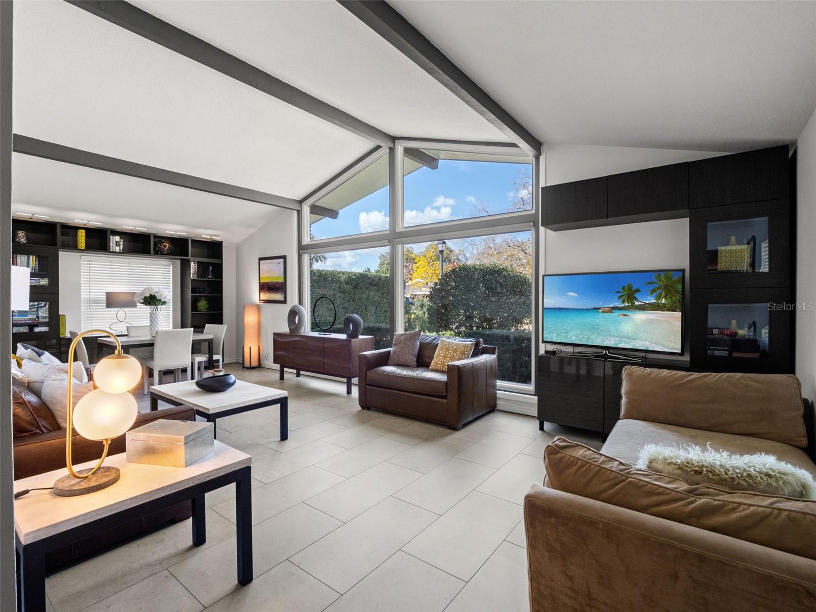 2040 THUNDERBIRD TRL