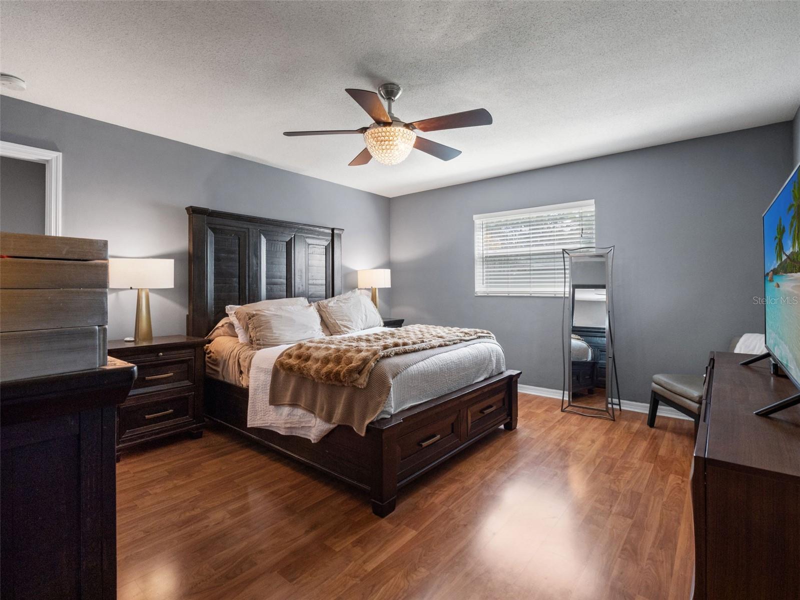 2040 THUNDERBIRD TRL