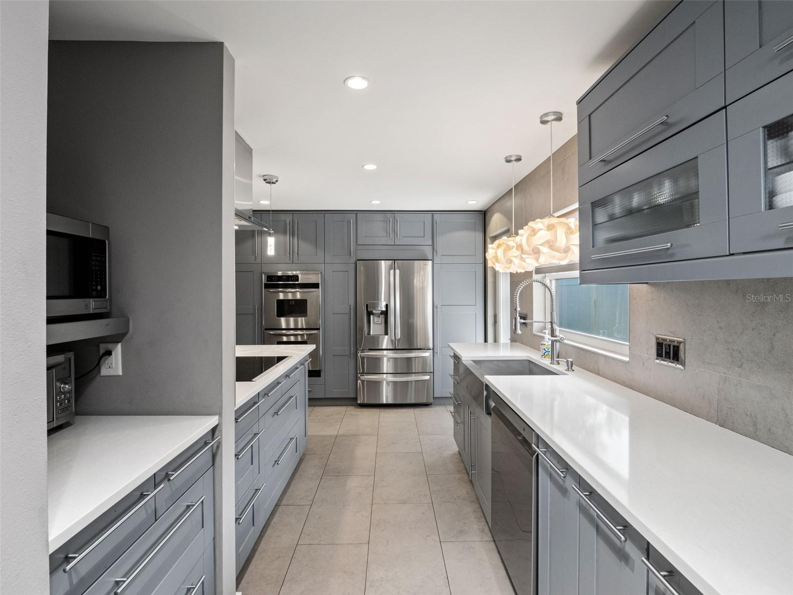 2040 THUNDERBIRD TRL