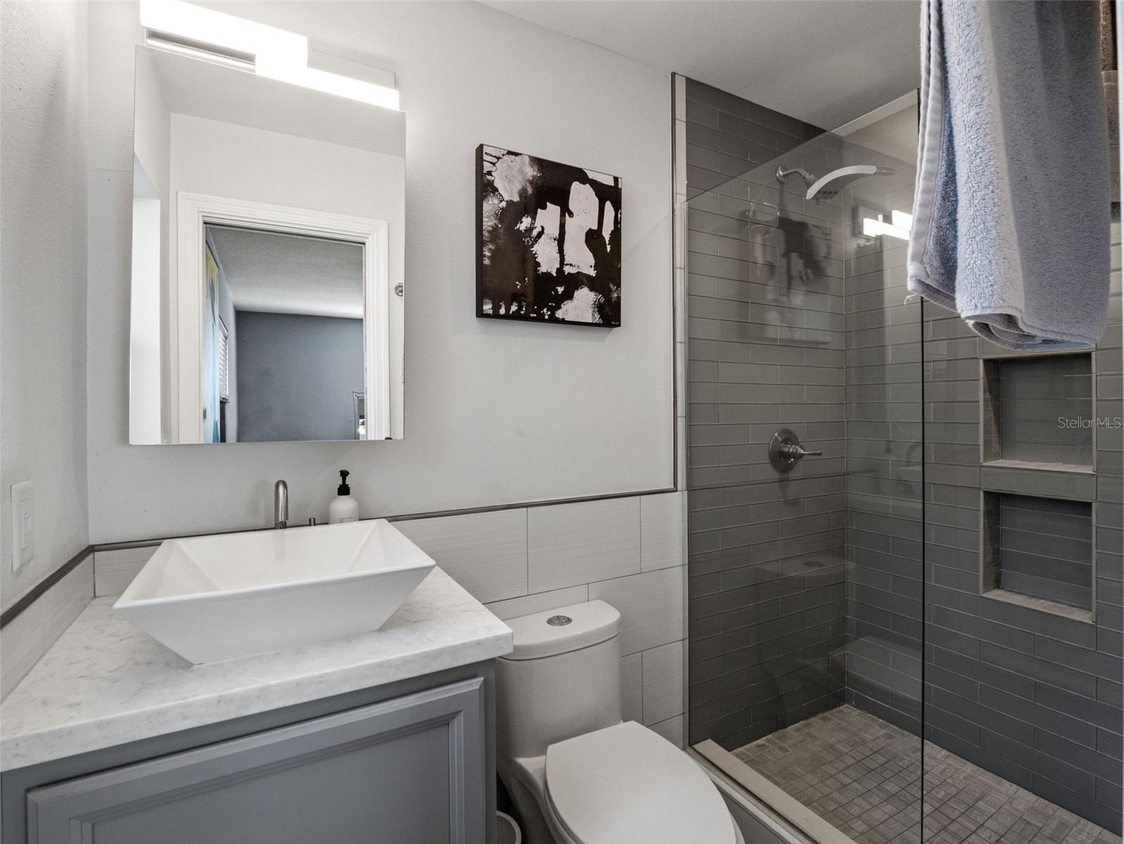 2040 THUNDERBIRD TRL