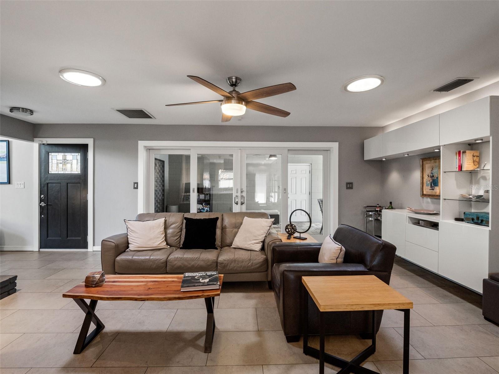 2040 THUNDERBIRD TRL