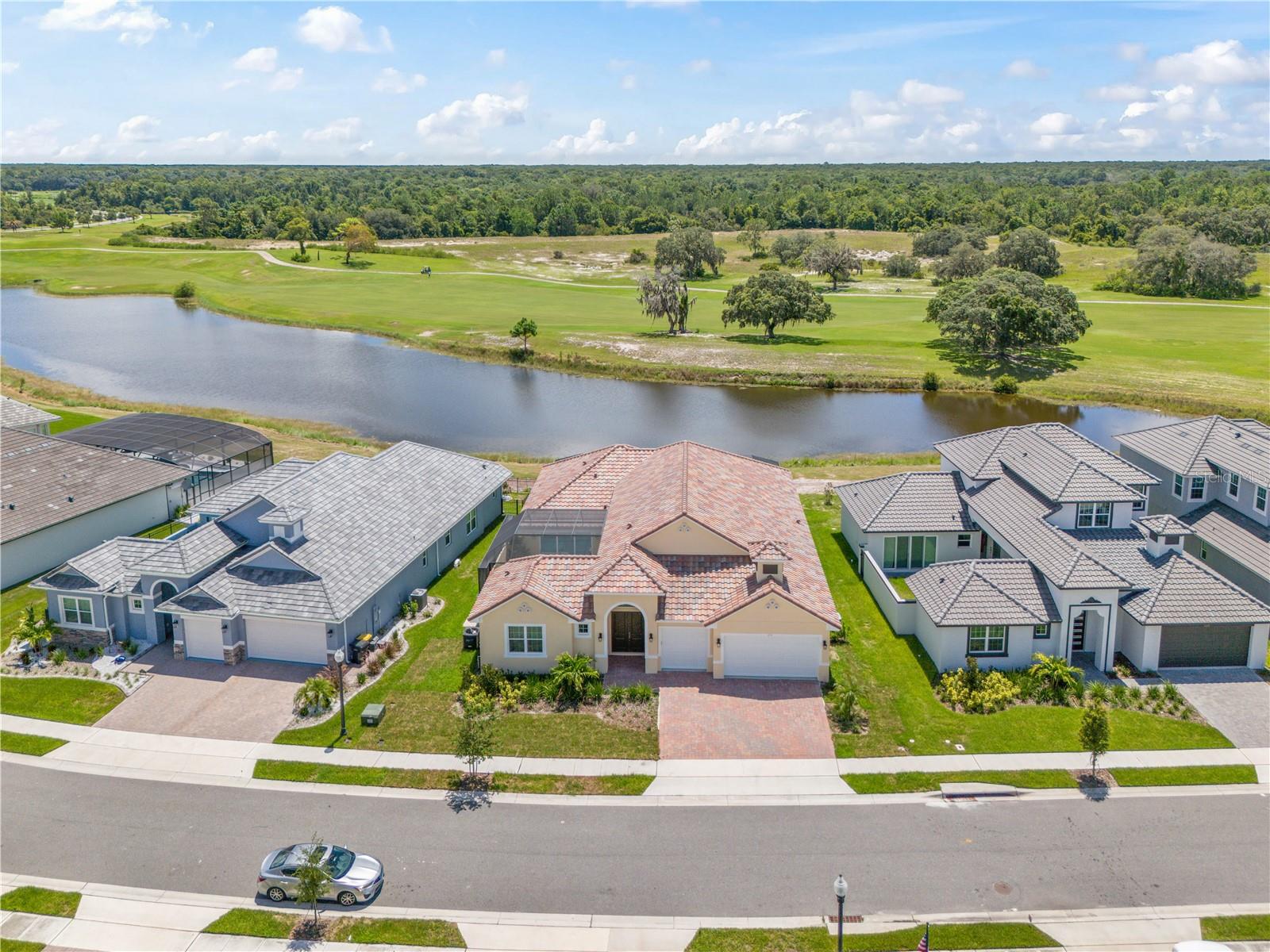 215 HAMPTON LOOP