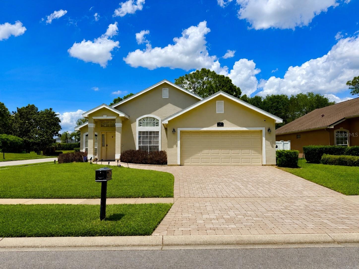 2 MOOR GREEN CT