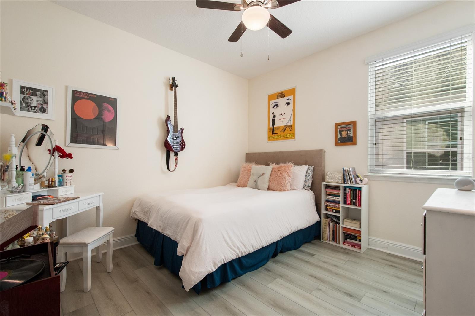 2241 WHITE FEATHER LOOP