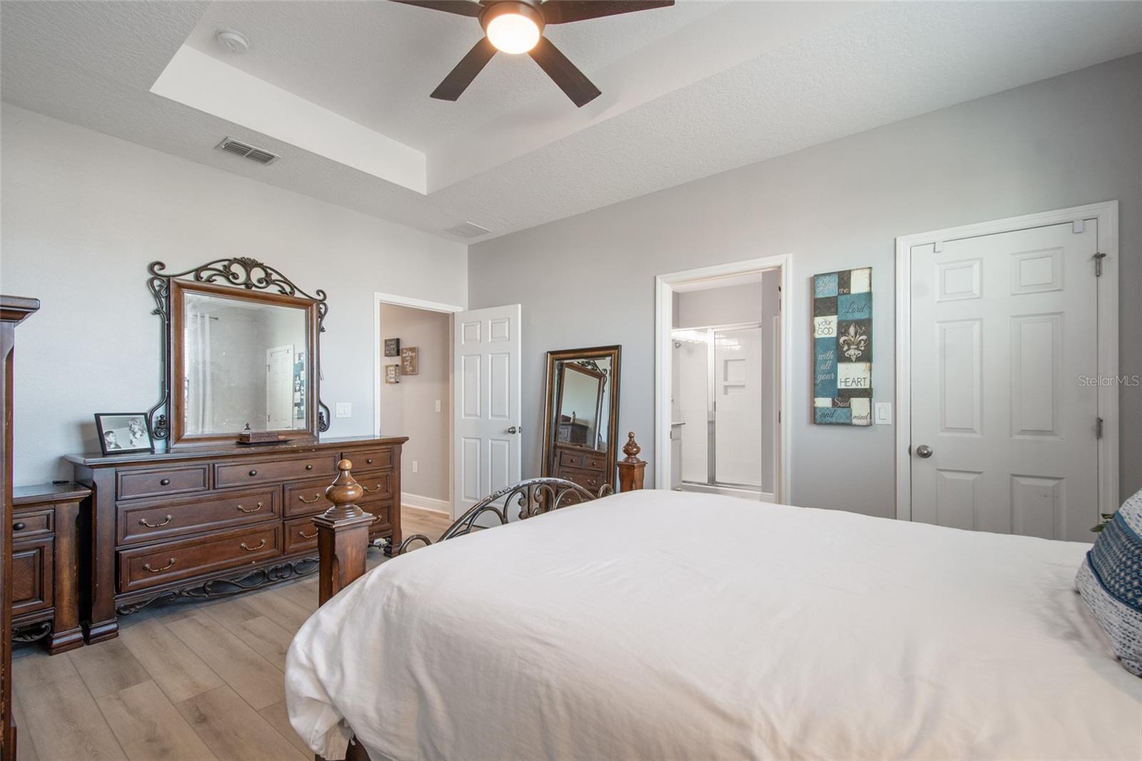 2241 WHITE FEATHER LOOP