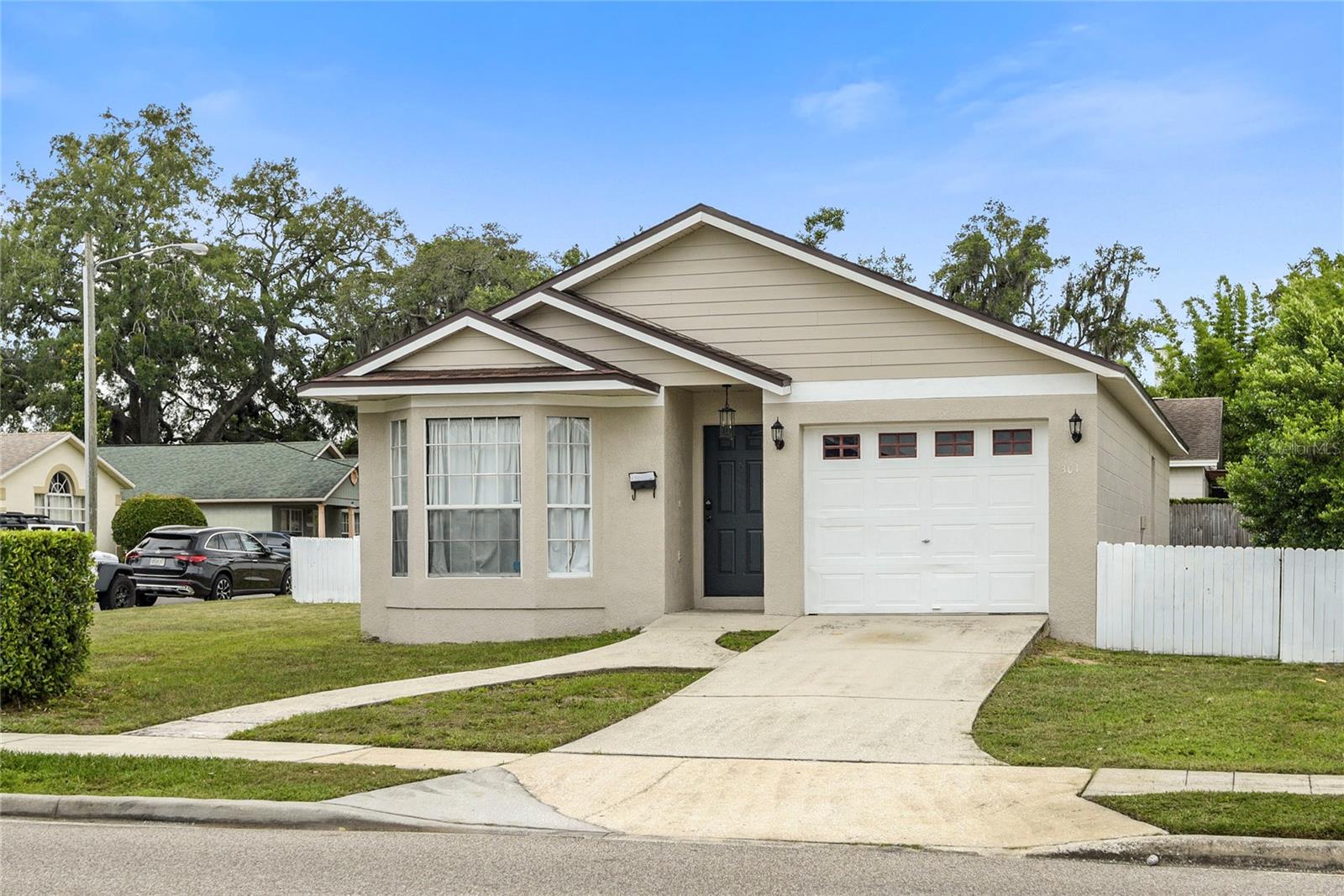 301 S CAPEN AVE