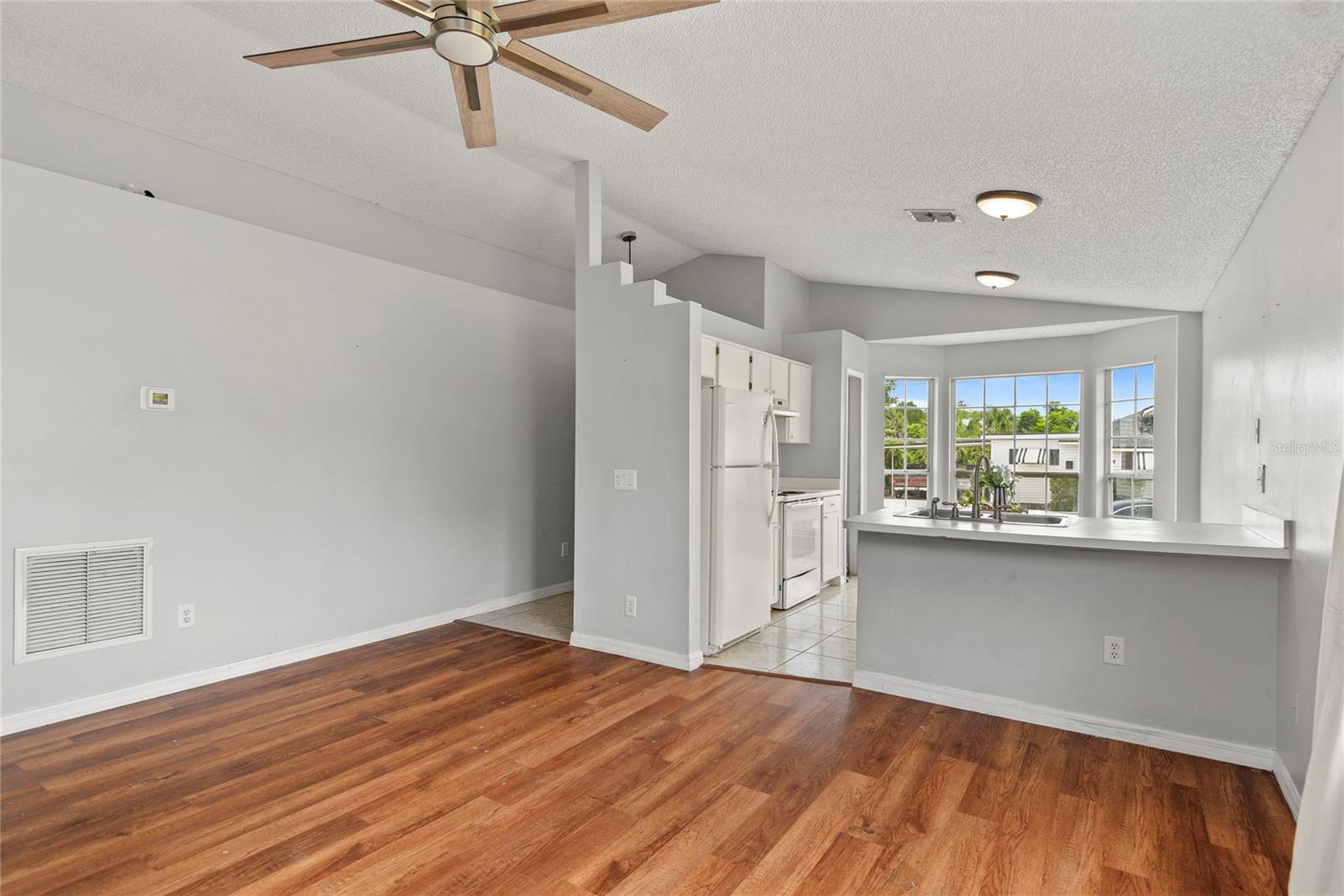 301 S CAPEN AVE