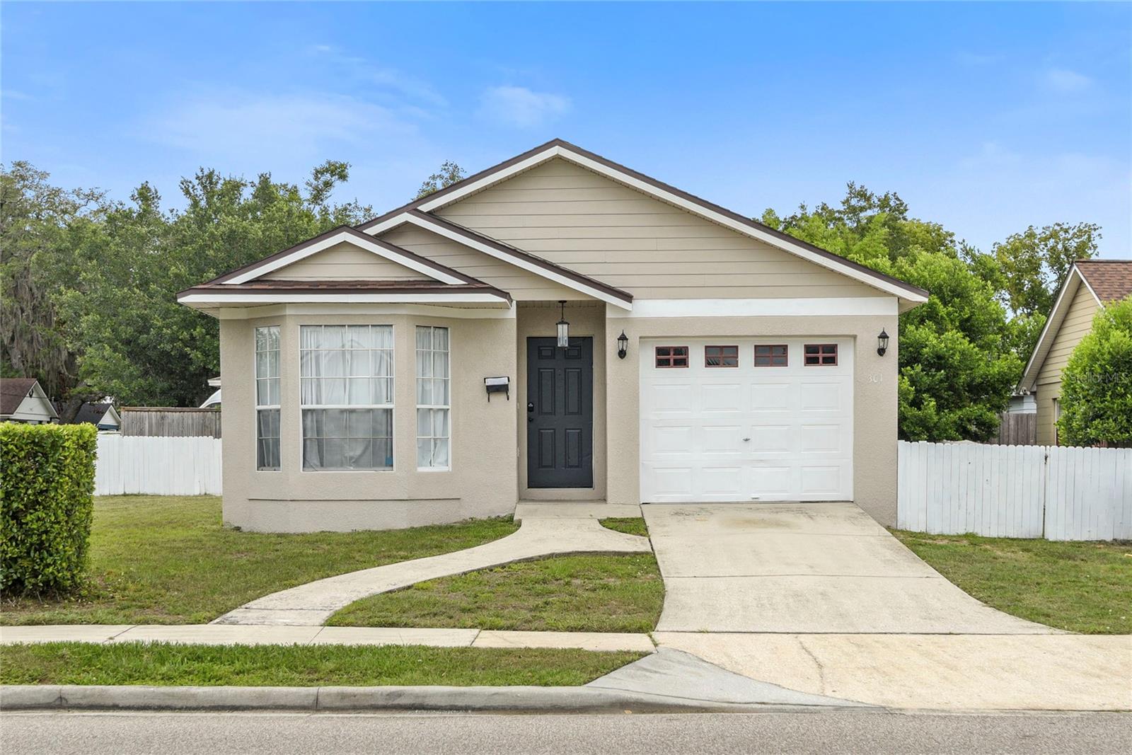 301 S CAPEN AVE
