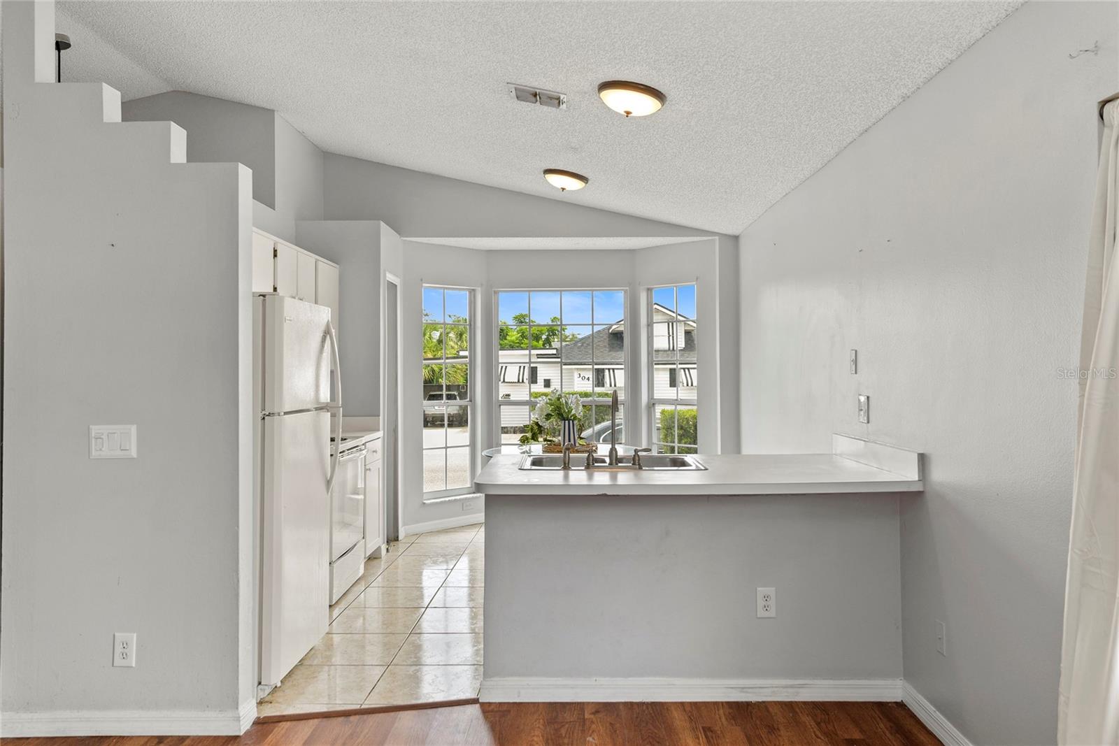301 S CAPEN AVE
