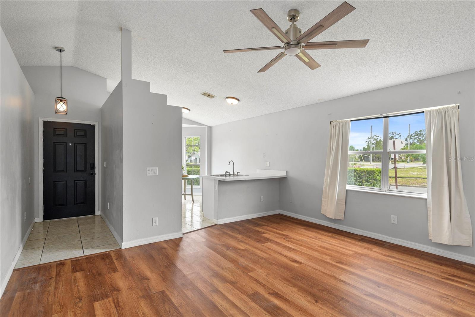 301 S CAPEN AVE