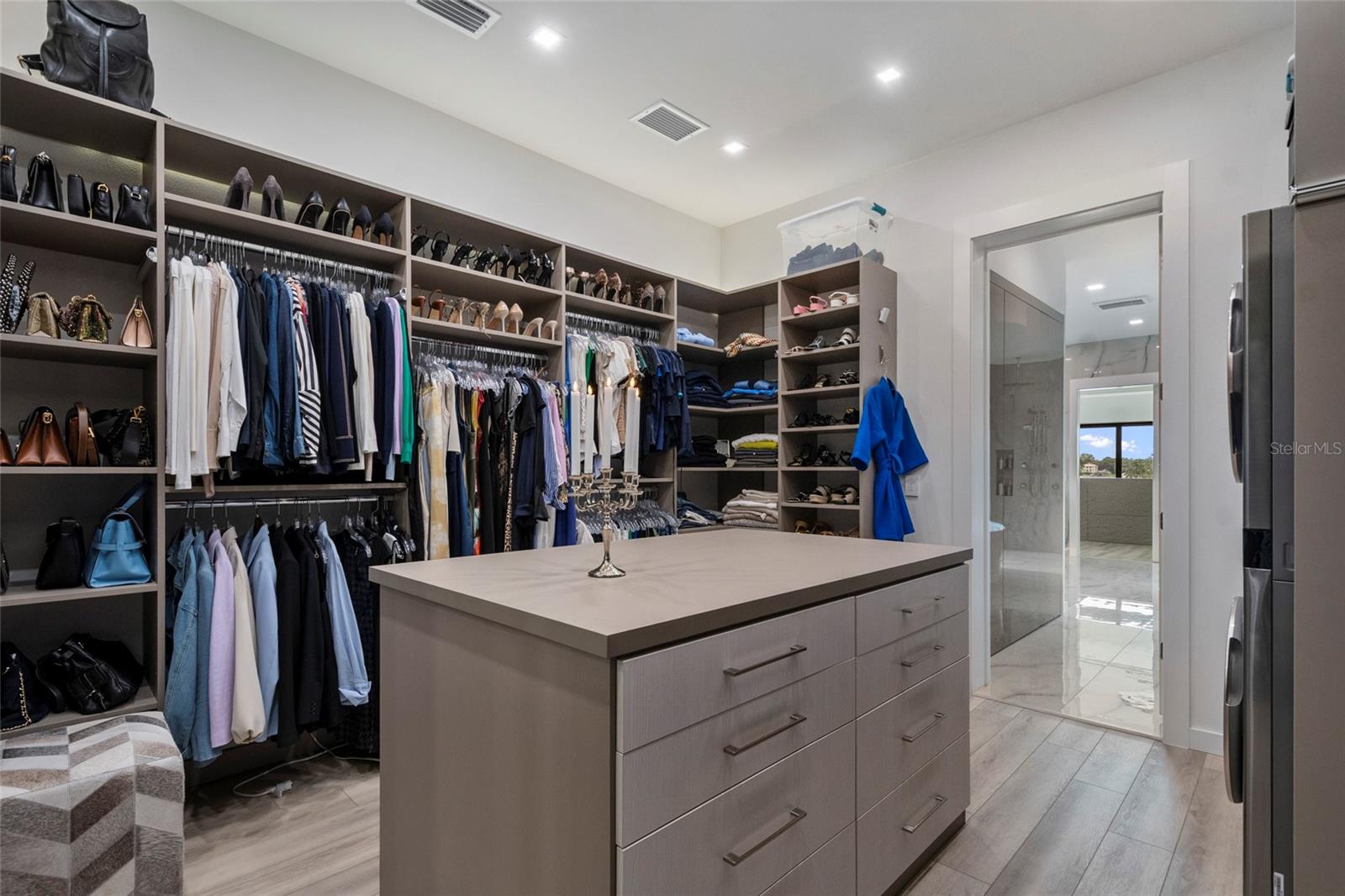 9061 RON DEN LN
