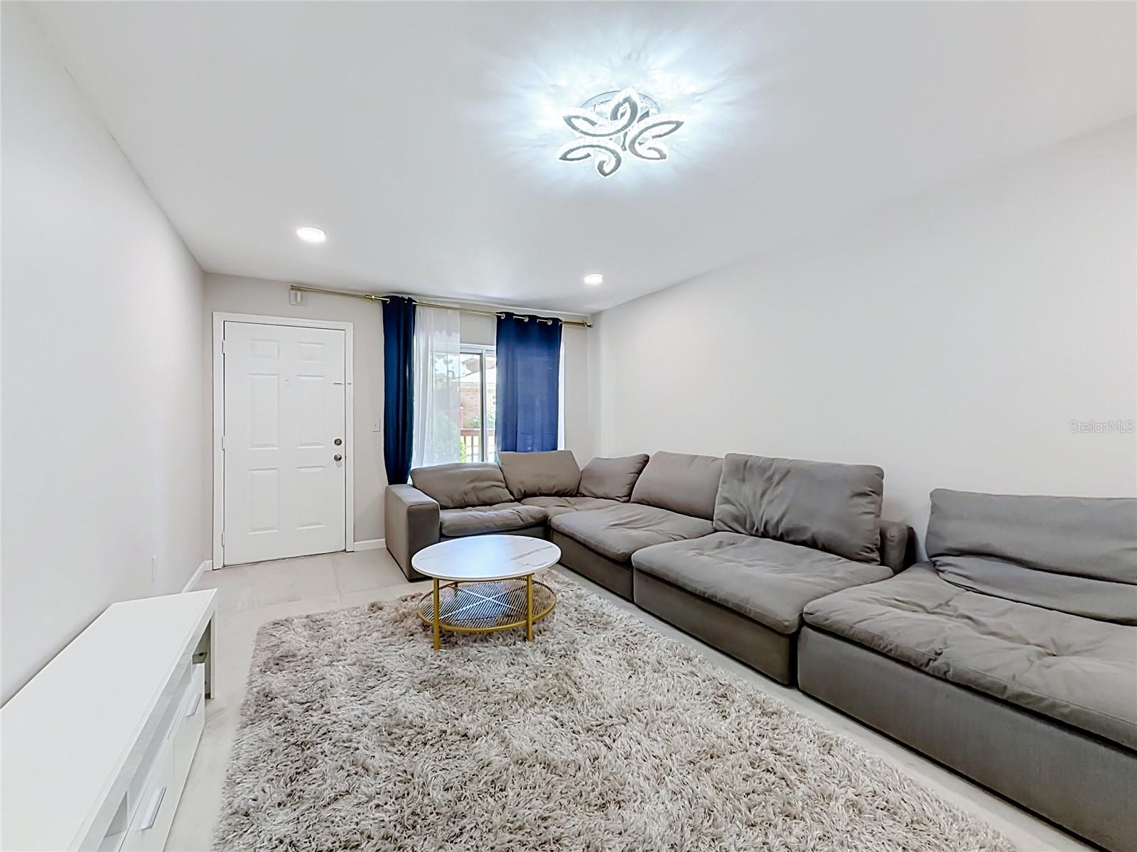 476 BANYON TREE CIR #104