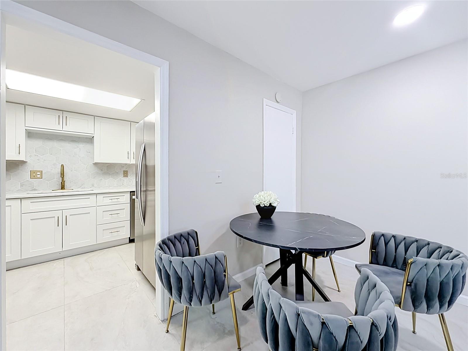 476 BANYON TREE CIR #104