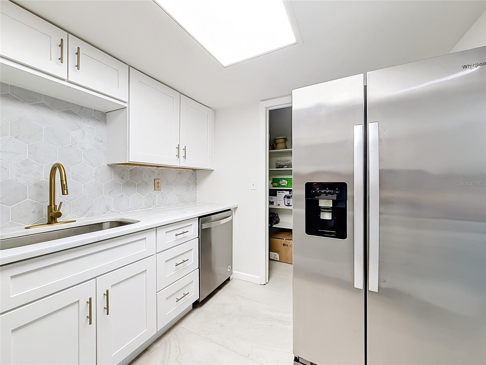 476 BANYON TREE CIR #104