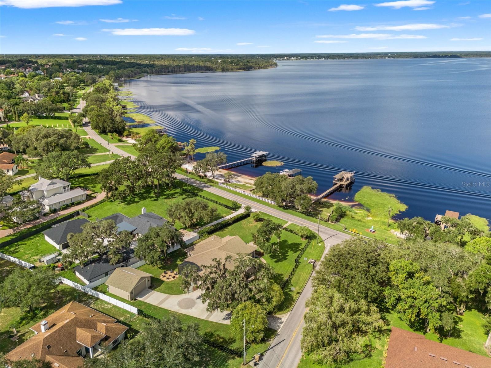 12442 LAKESHORE DR