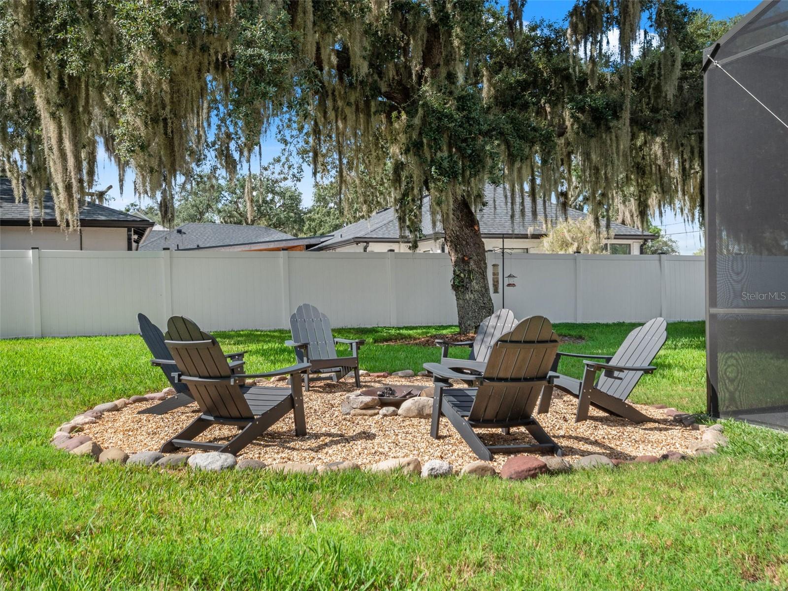 12442 LAKESHORE DR
