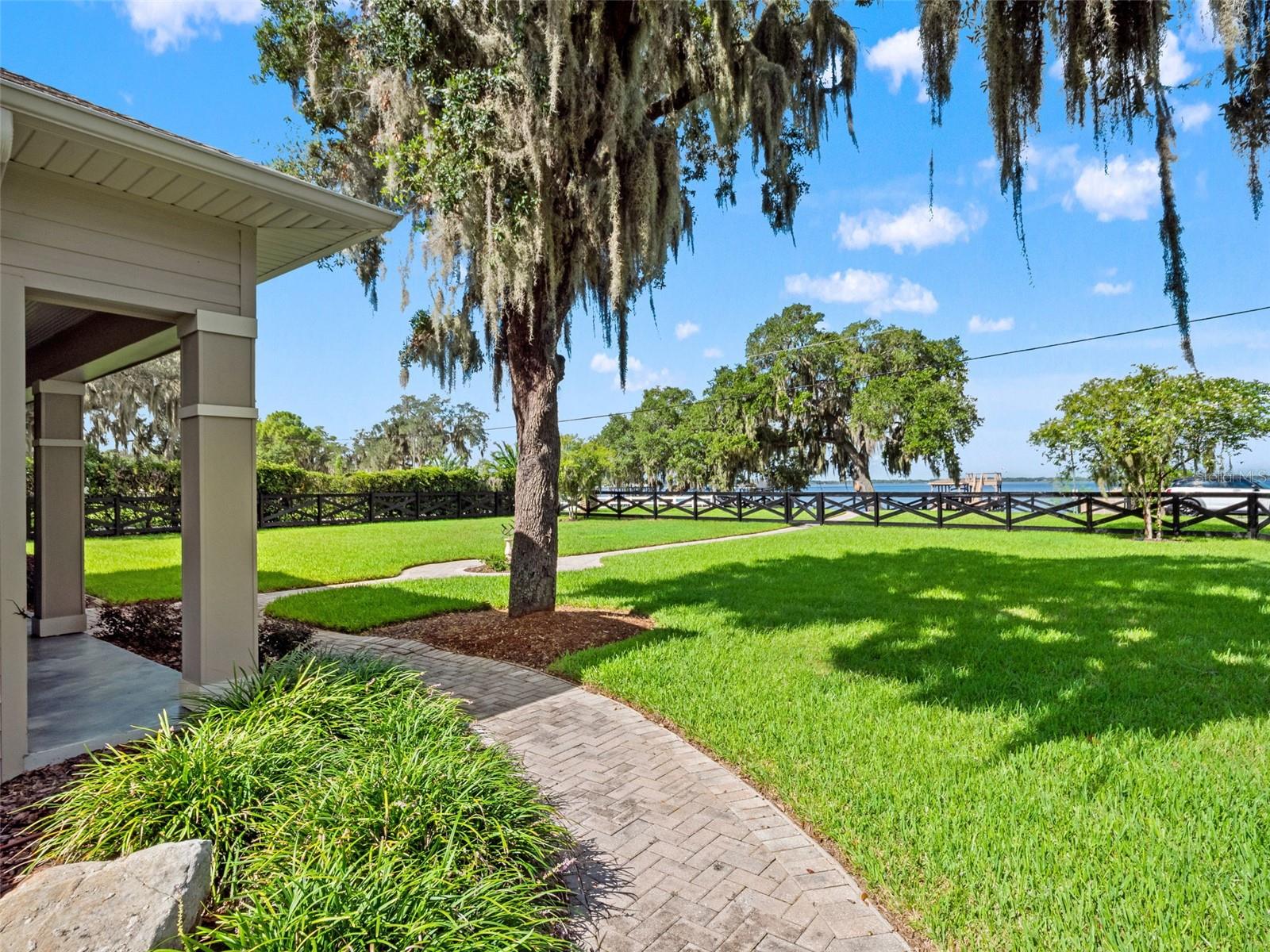 12442 LAKESHORE DR
