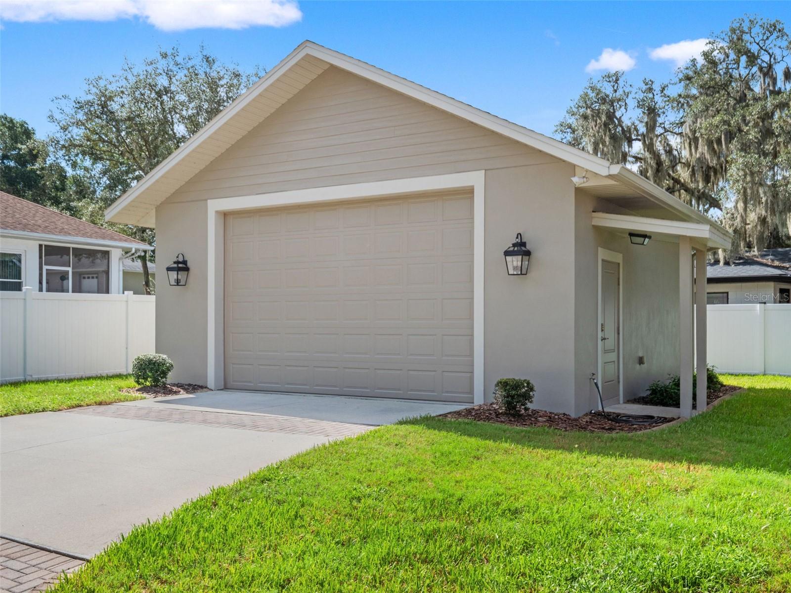 12442 LAKESHORE DR
